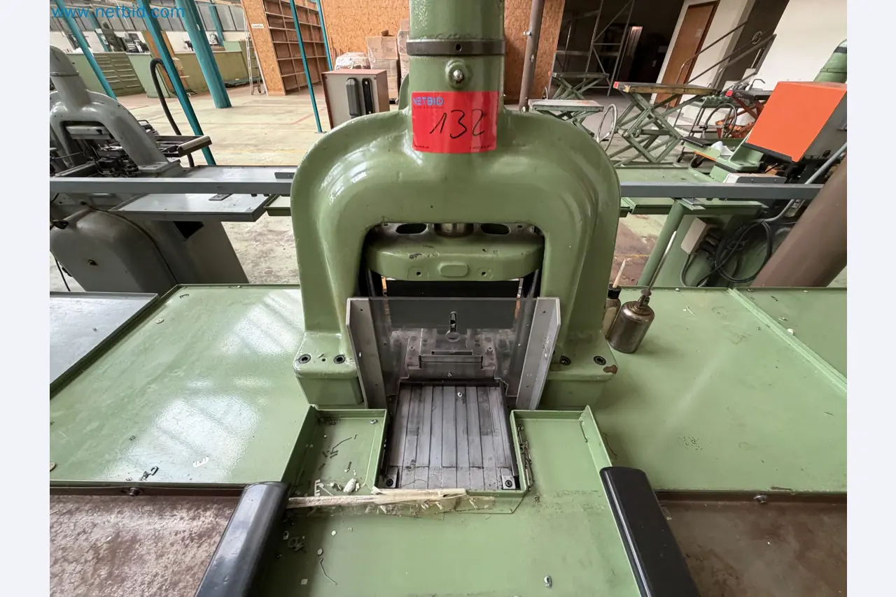 Closure of the Amiet Workshop: Swiss quality in bag lock manufacturing
-2