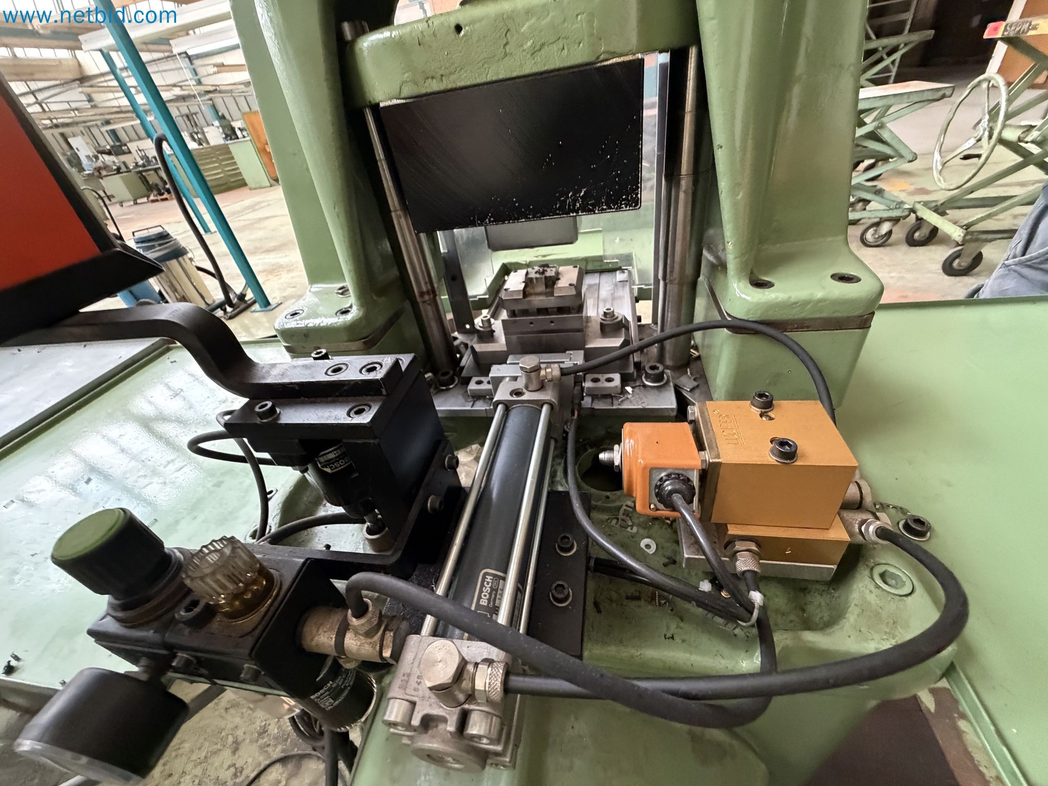 Closure of the Amiet Workshop: Swiss quality in bag lock manufacturing
-31