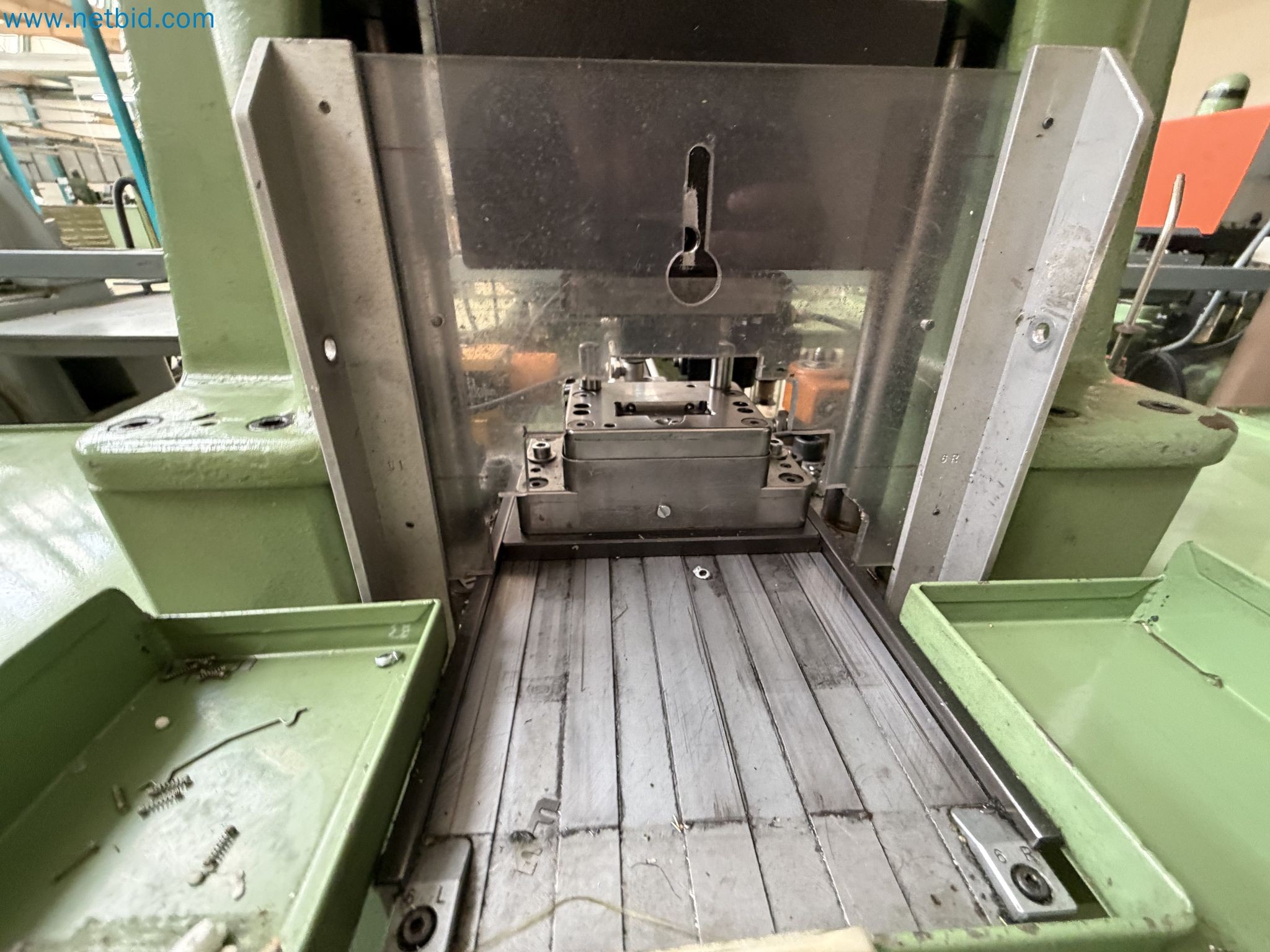 Closure of the Amiet Workshop: Swiss quality in bag lock manufacturing
-3