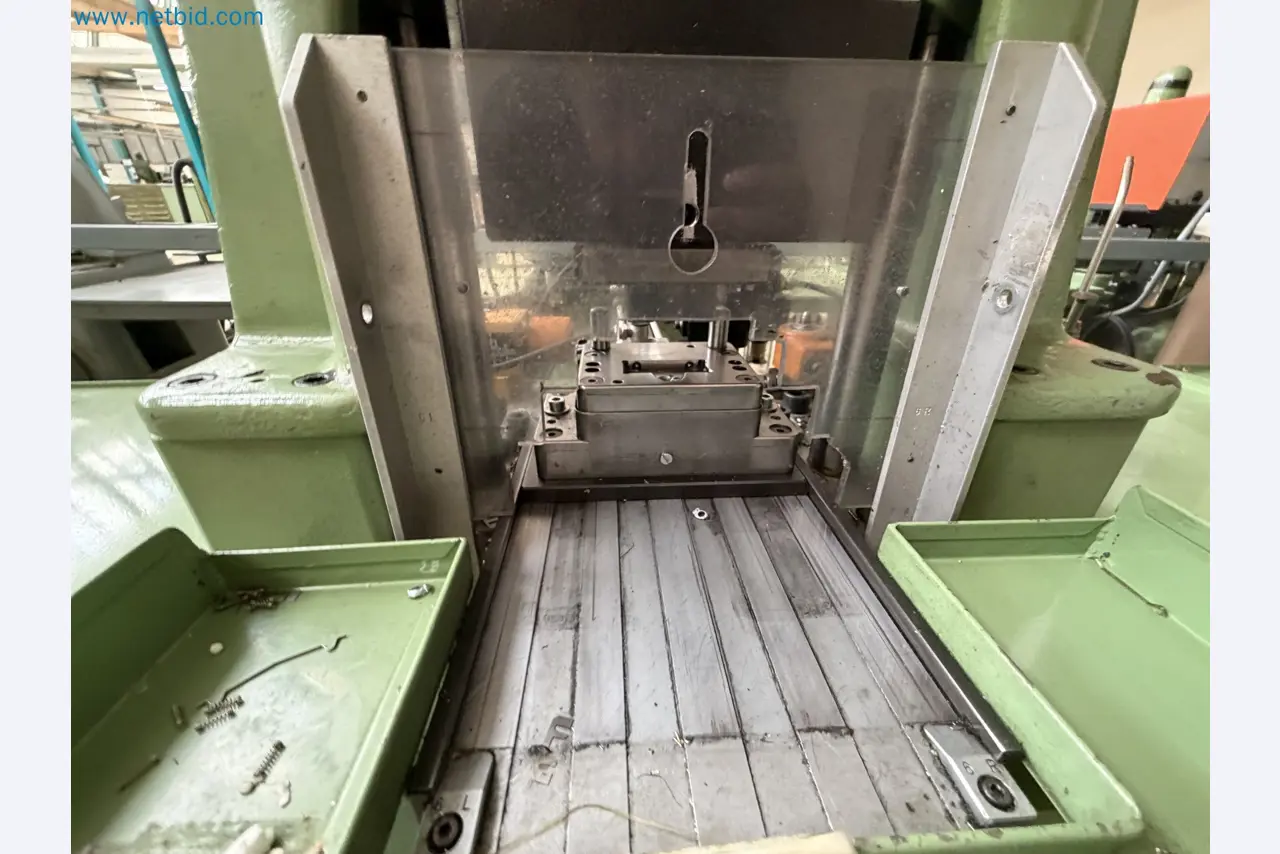 Closure of the Amiet Workshop: Swiss quality in bag lock manufacturing
-3