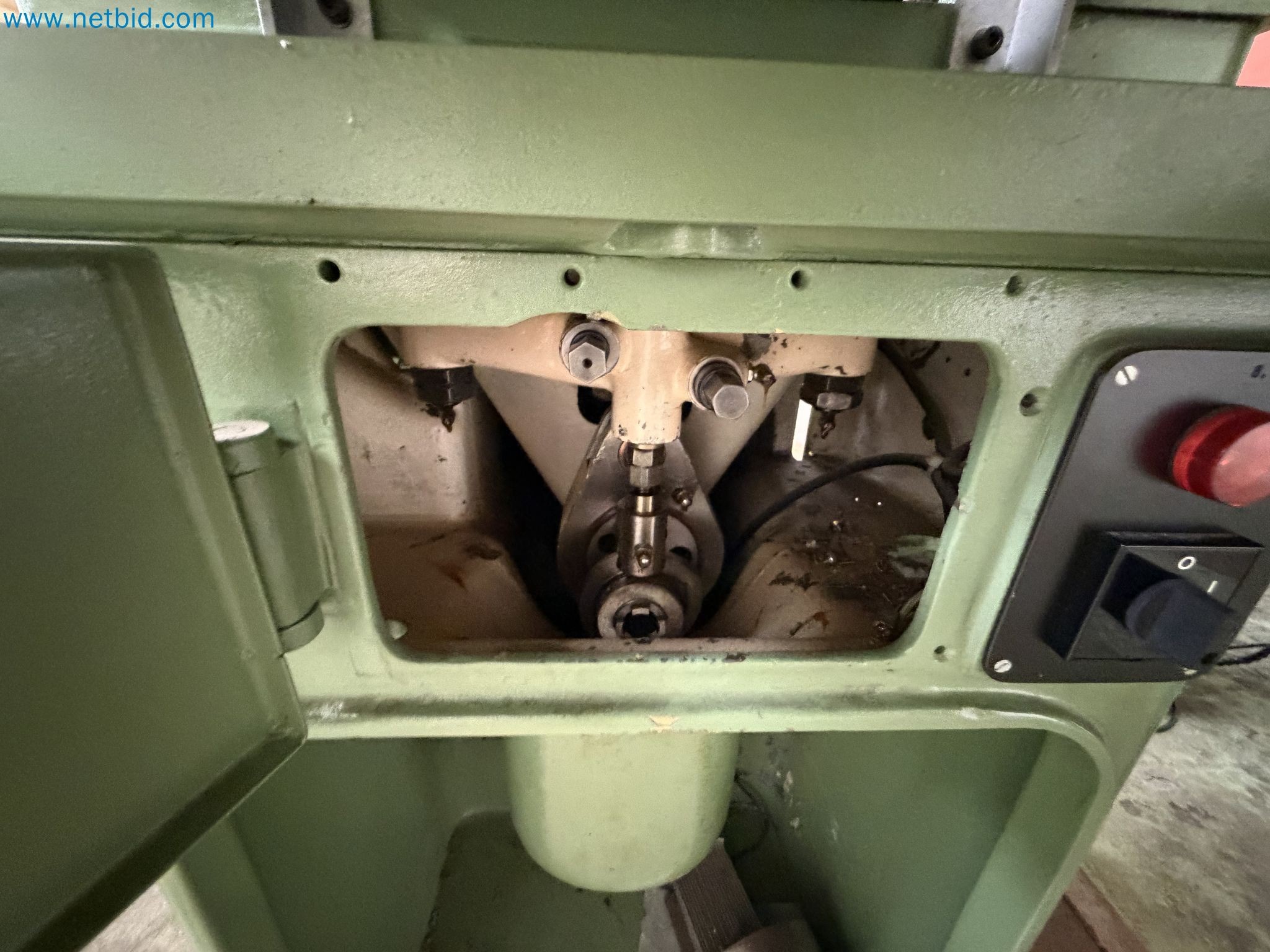 Closure of the Amiet Workshop: Swiss quality in bag lock manufacturing
-5