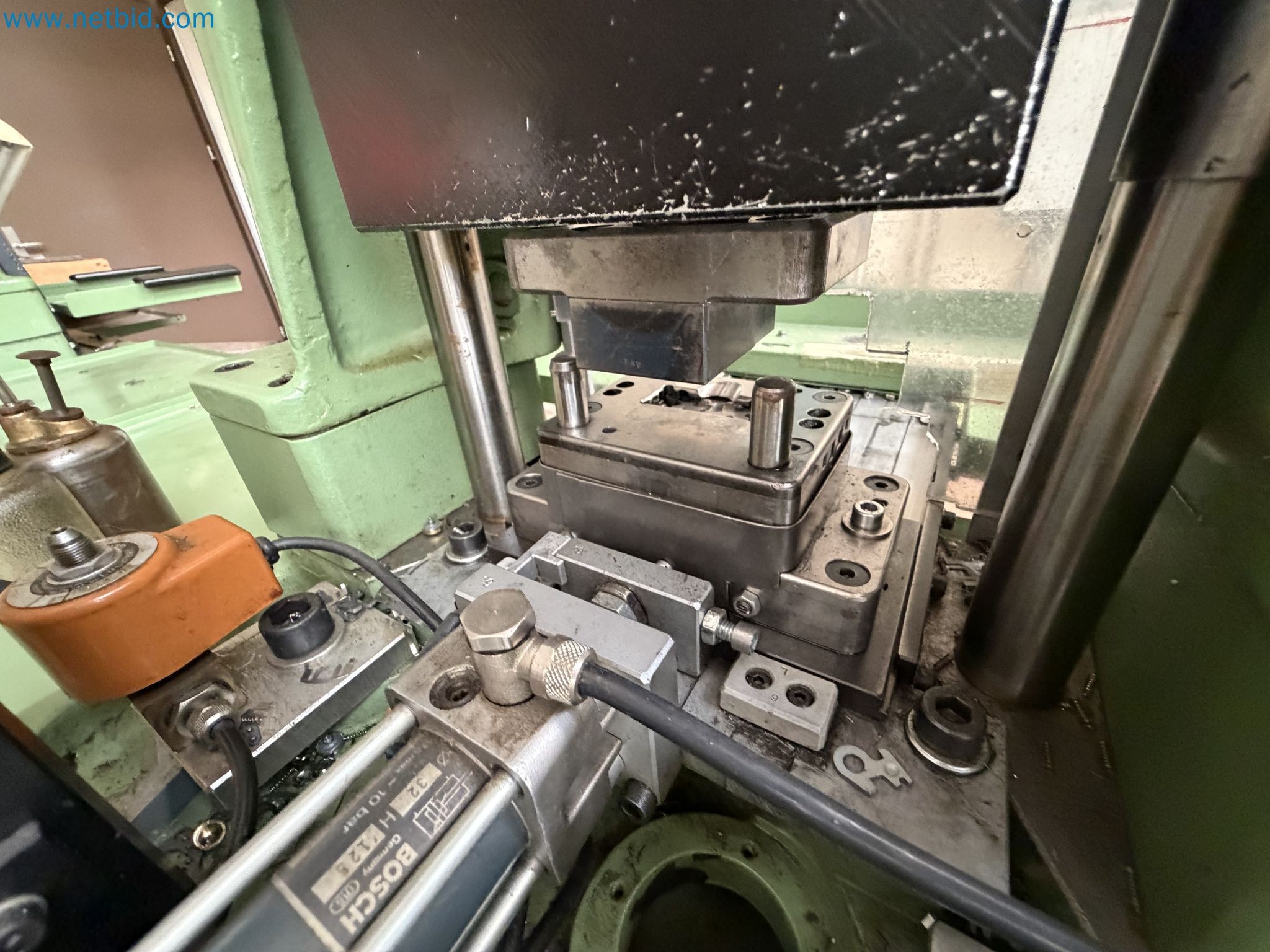 Closure of the Amiet Workshop: Swiss quality in bag lock manufacturing
-8