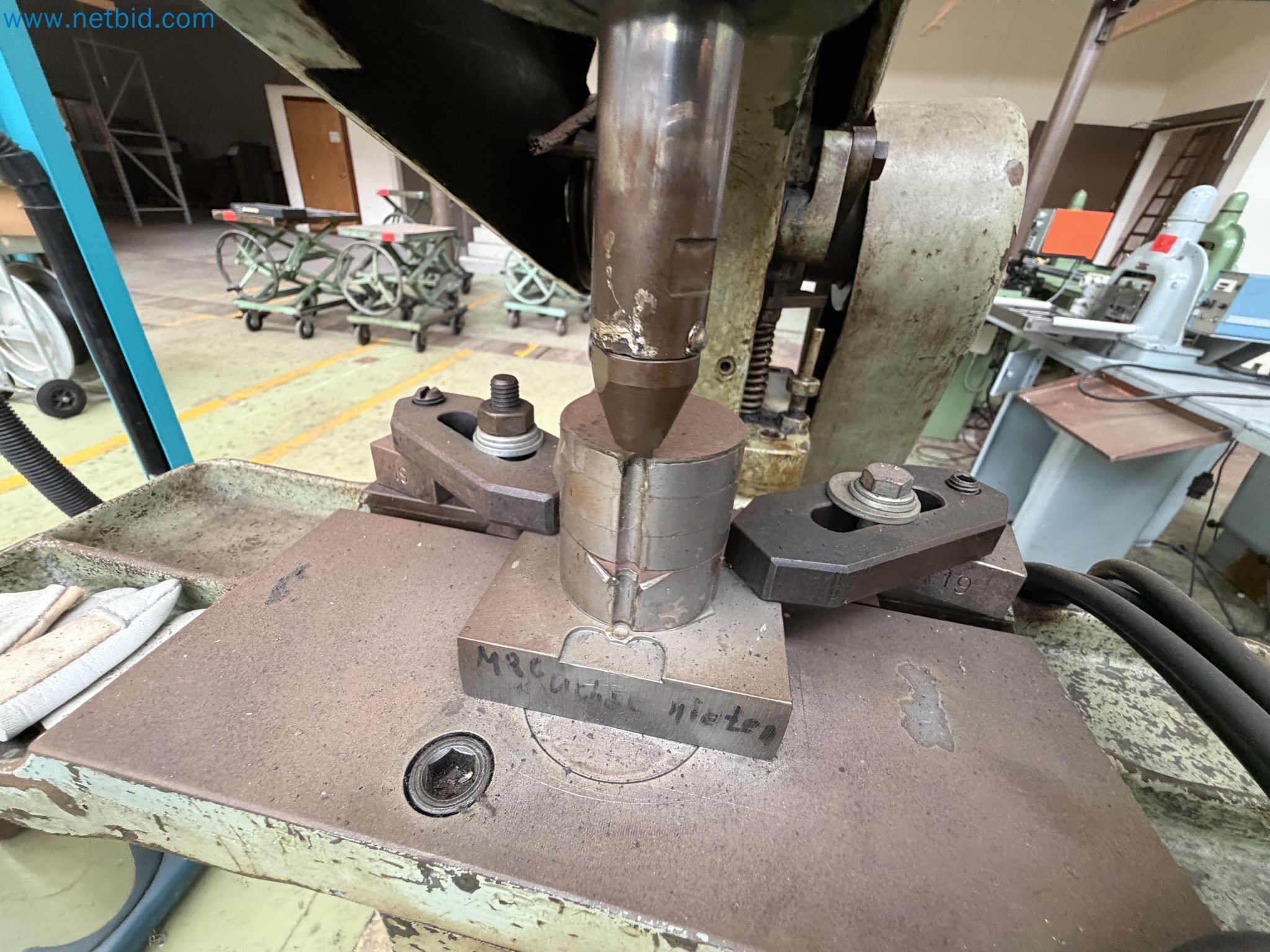 Closure of the Amiet Workshop: Swiss quality in bag lock manufacturing
-3