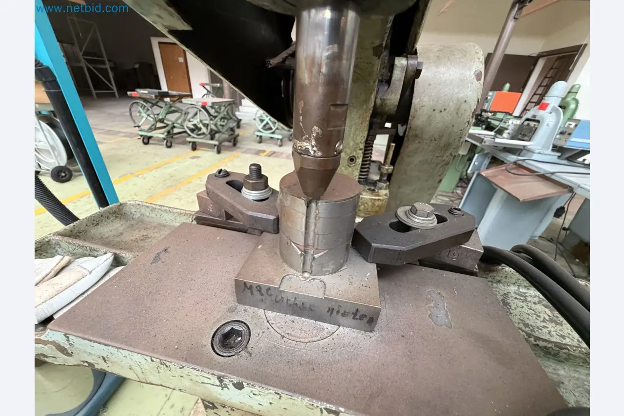 Closure of the Amiet Workshop: Swiss quality in bag lock manufacturing
-3