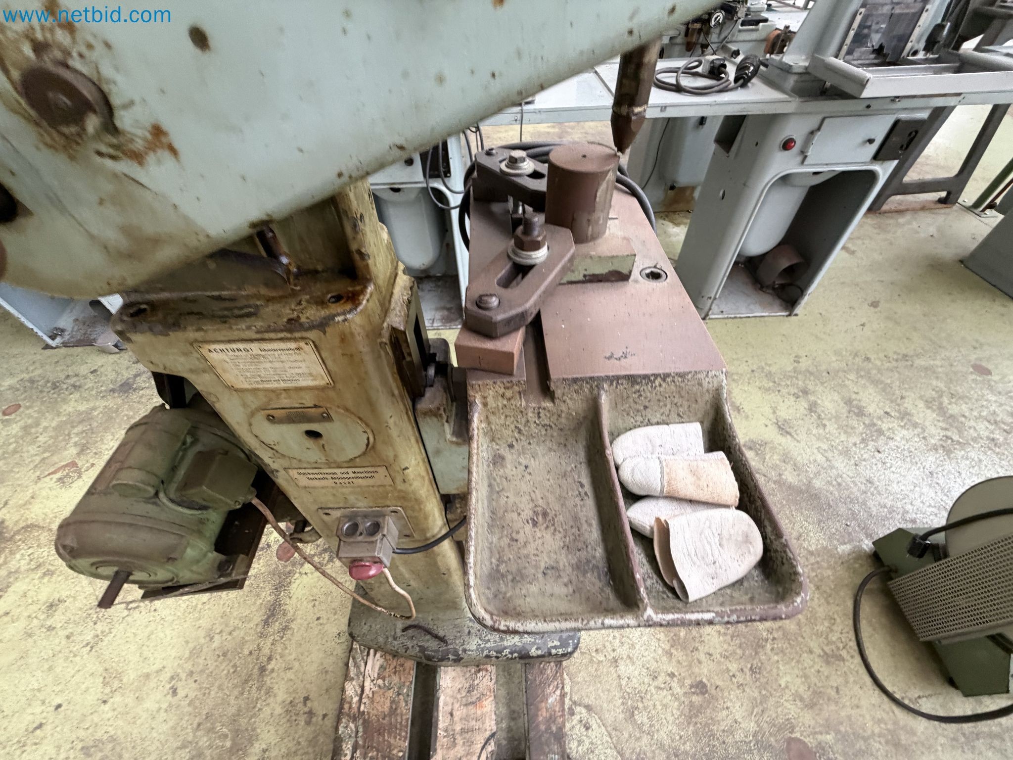 Closure of the Amiet Workshop: Swiss quality in bag lock manufacturing
-8