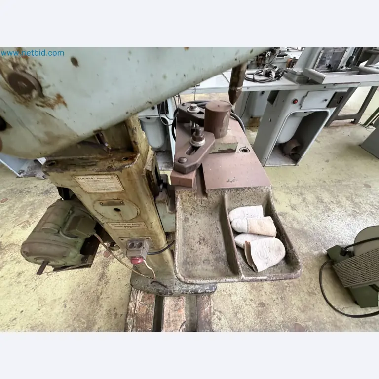 Closure of the Amiet Workshop: Swiss quality in bag lock manufacturing
-8