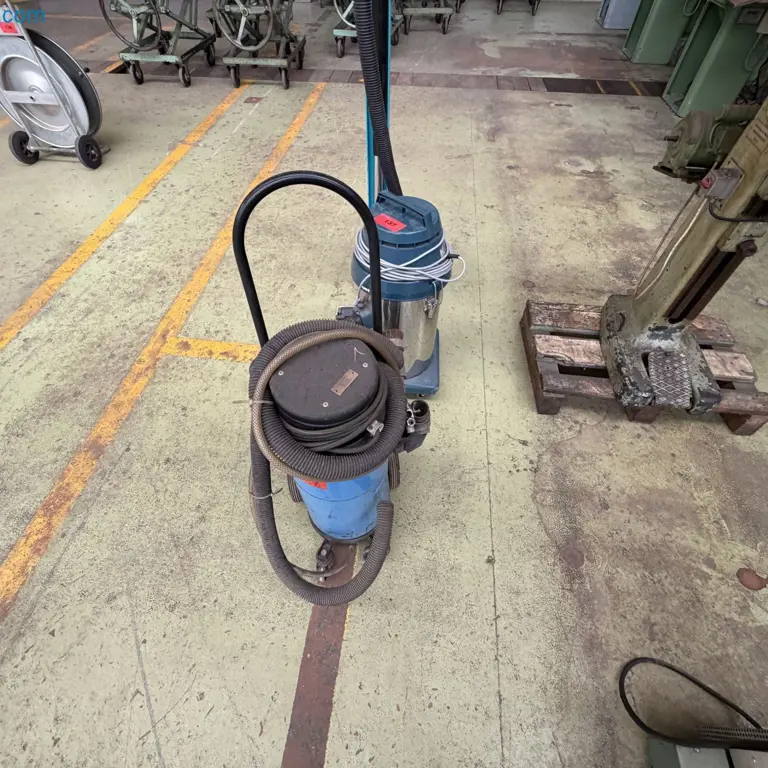 Naprava za peskanje in industrijski sesalnik