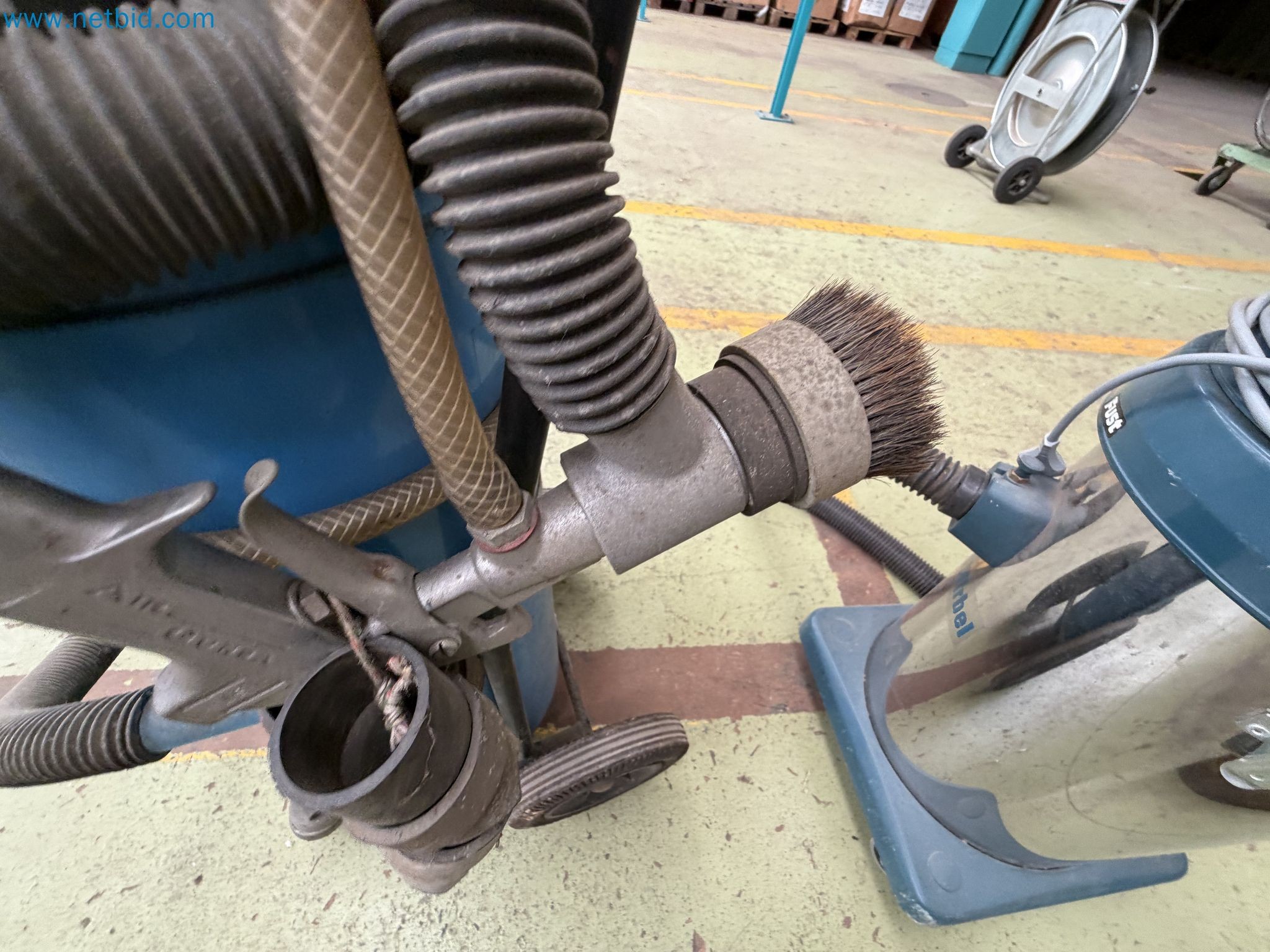 Closure of the Amiet Workshop: Swiss quality in bag lock manufacturing
-3