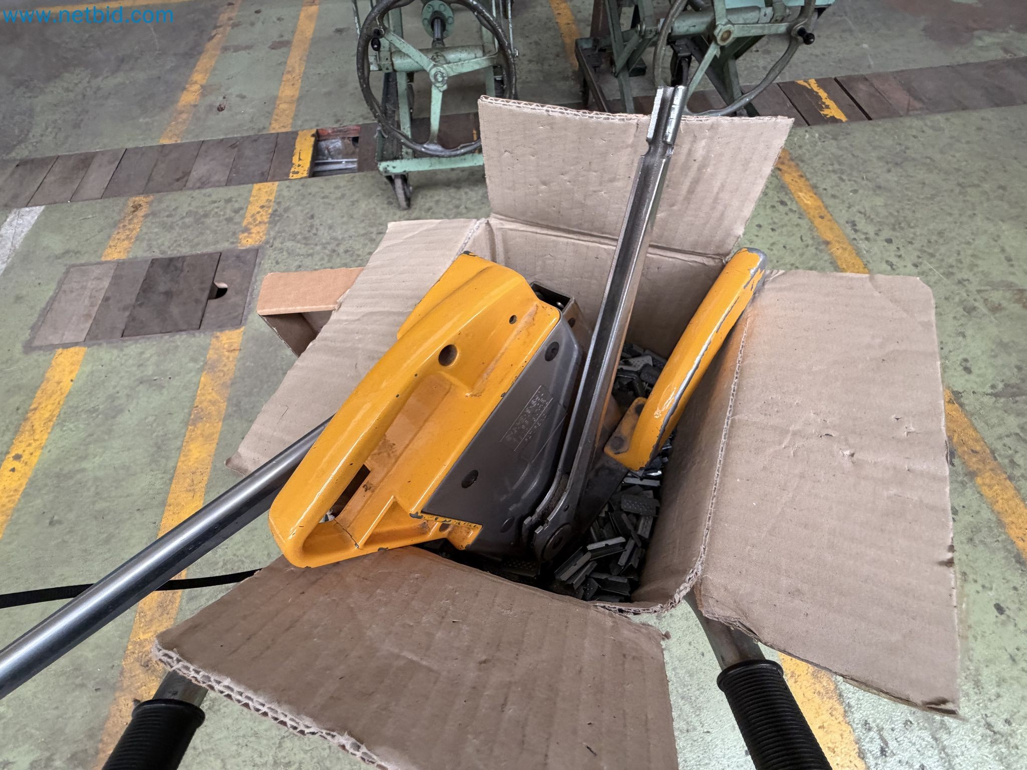 Closure of the Amiet Workshop: Swiss quality in bag lock manufacturing
-2