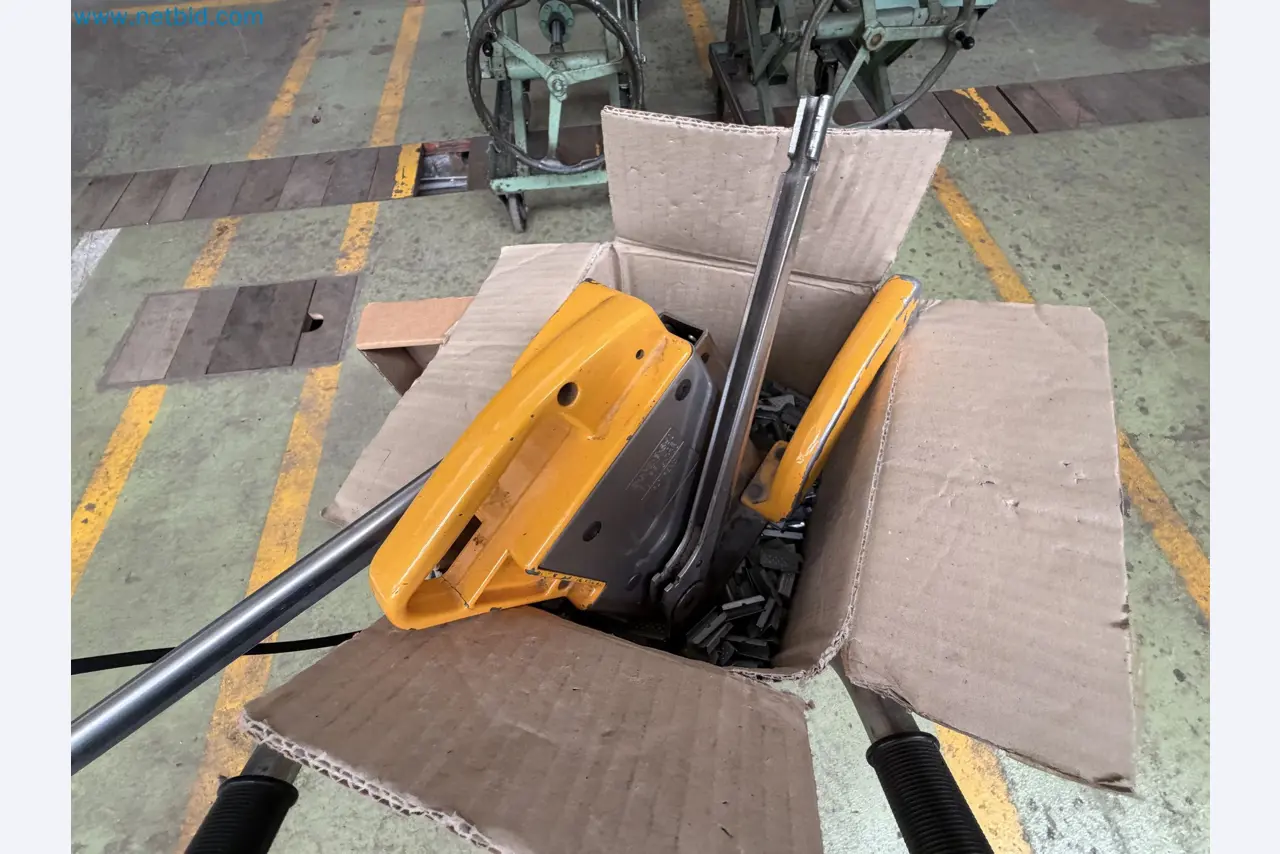 Closure of the Amiet Workshop: Swiss quality in bag lock manufacturing
-2