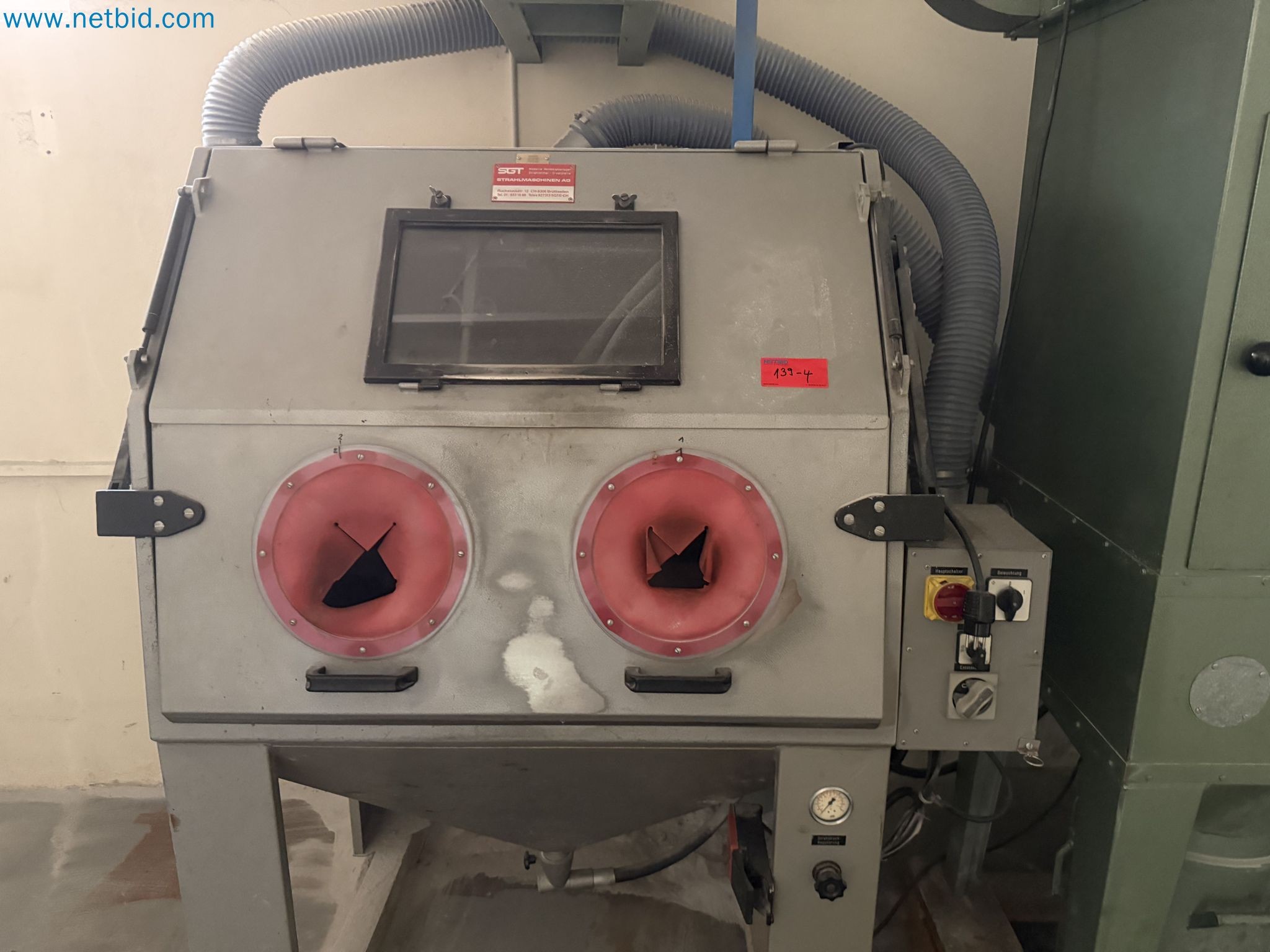 Closure of the Amiet Workshop: Swiss quality in bag lock manufacturing
-2