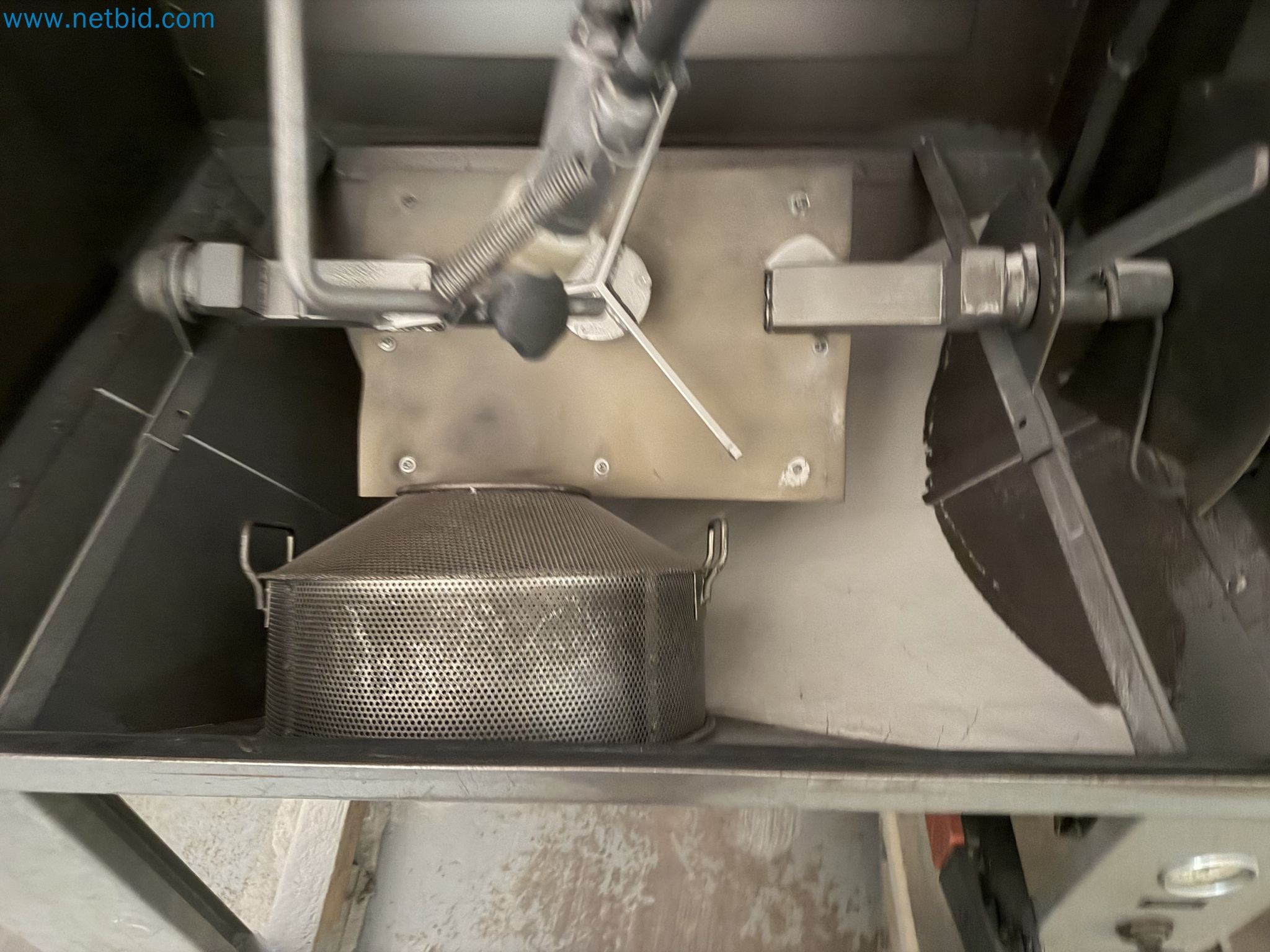 Closure of the Amiet Workshop: Swiss quality in bag lock manufacturing
-5