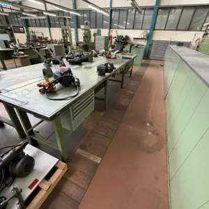 Delovna miza s predali