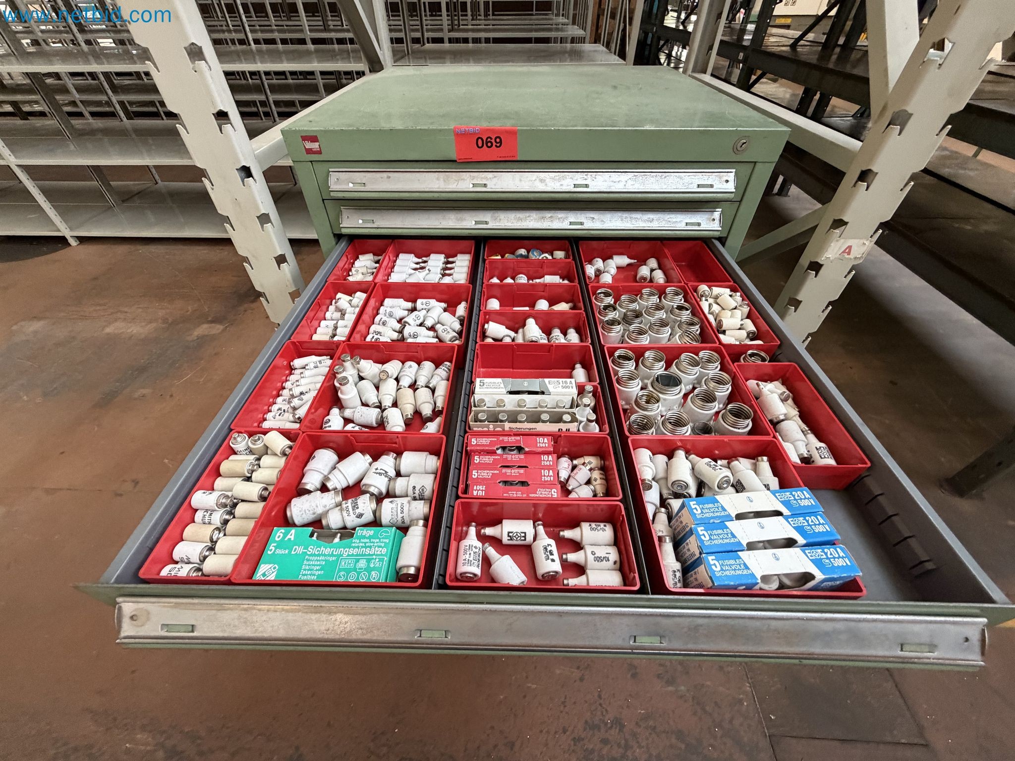 Closure of the Amiet Workshop: Swiss quality in bag lock manufacturing
-4