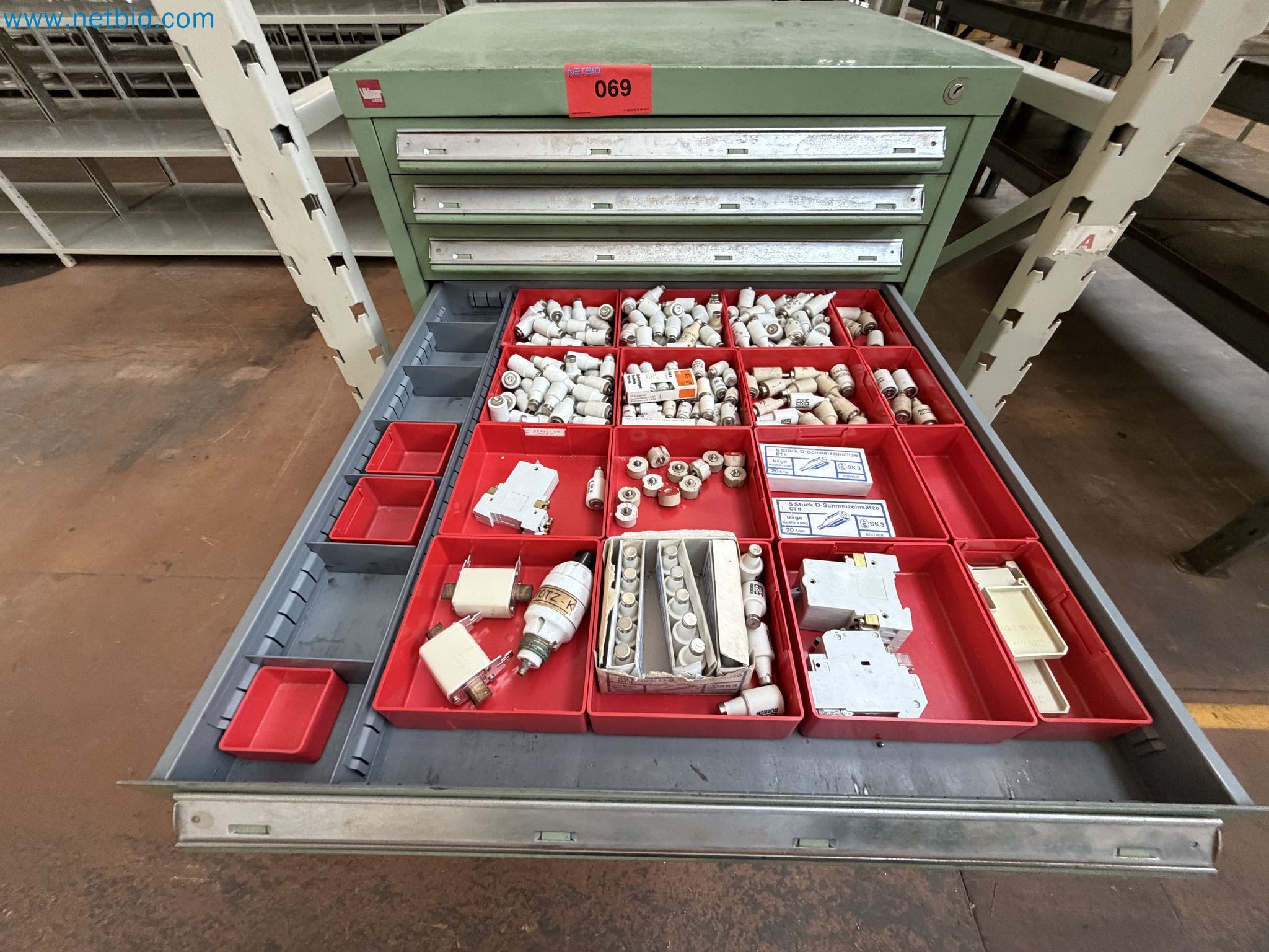 Closure of the Amiet Workshop: Swiss quality in bag lock manufacturing
-5