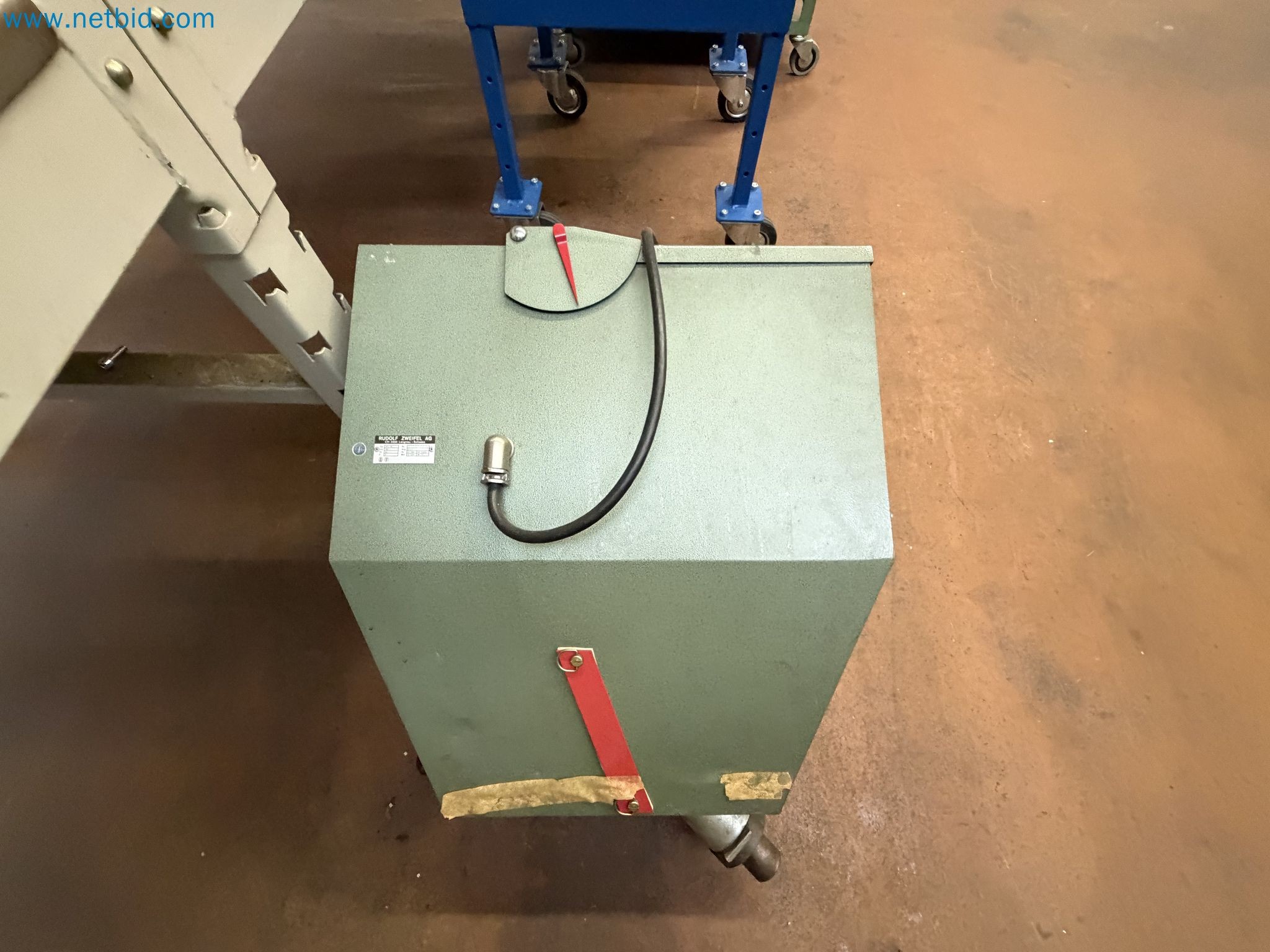 Closure of the Amiet Workshop: Swiss quality in bag lock manufacturing
-13