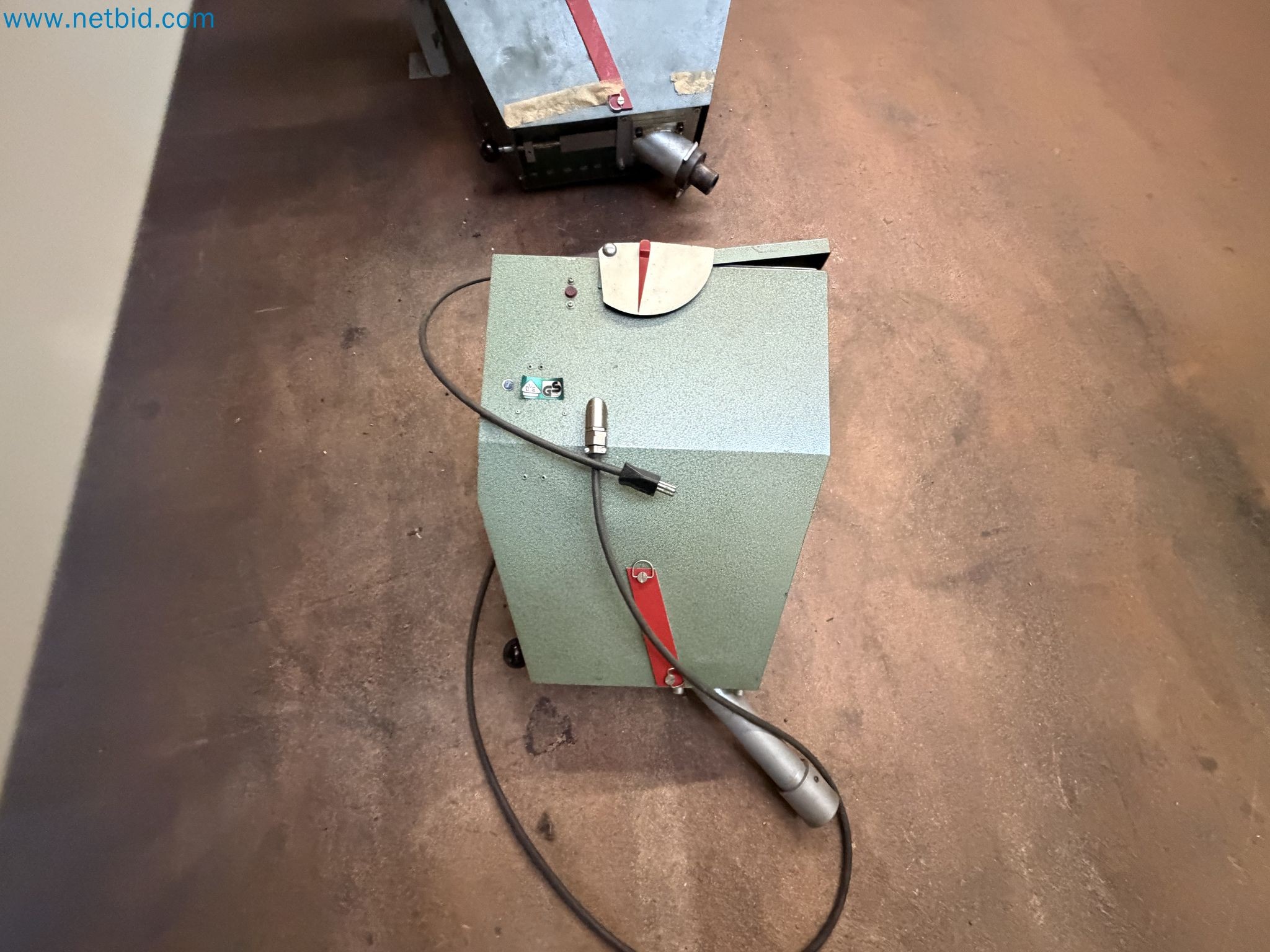 Closure of the Amiet Workshop: Swiss quality in bag lock manufacturing
-16