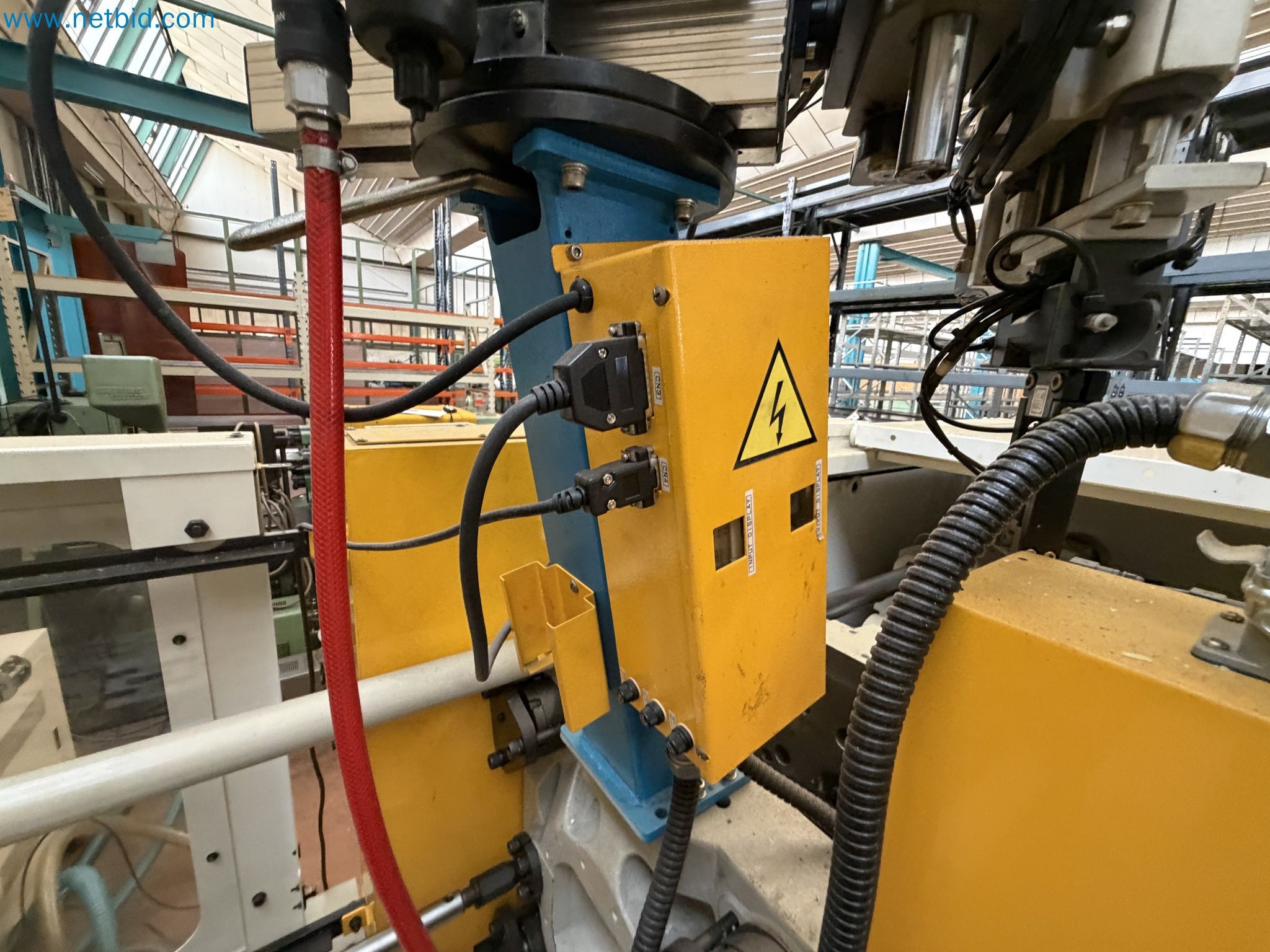 Closure of the Amiet Workshop: Swiss quality in bag lock manufacturing
-12