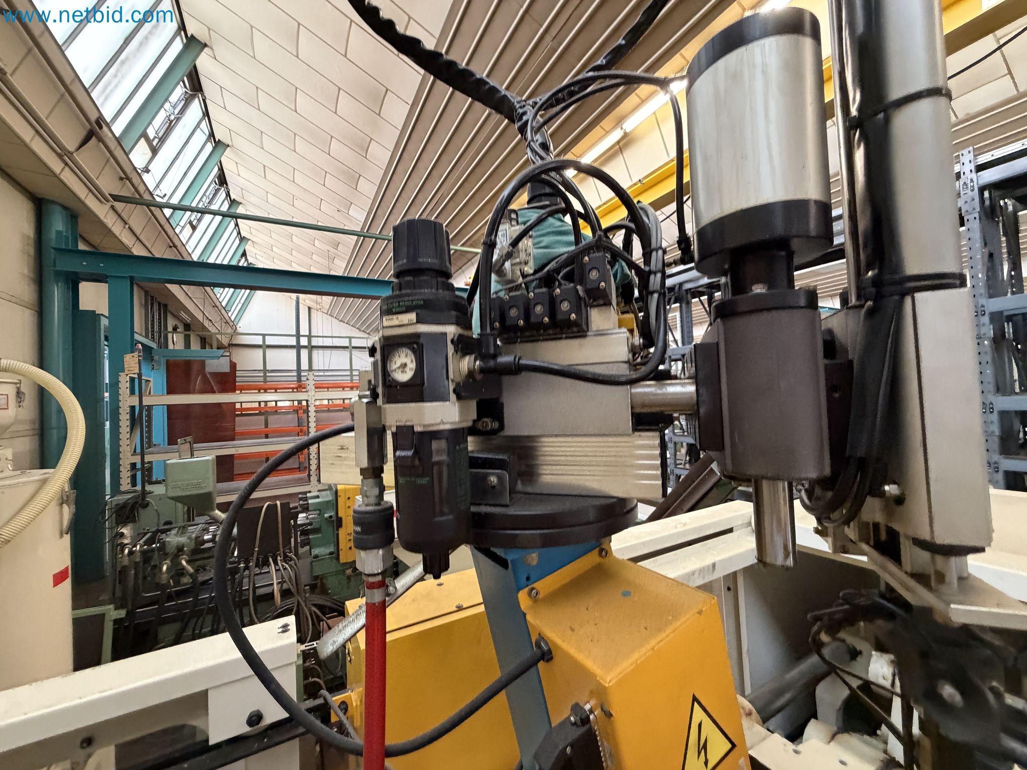 Closure of the Amiet Workshop: Swiss quality in bag lock manufacturing
-13