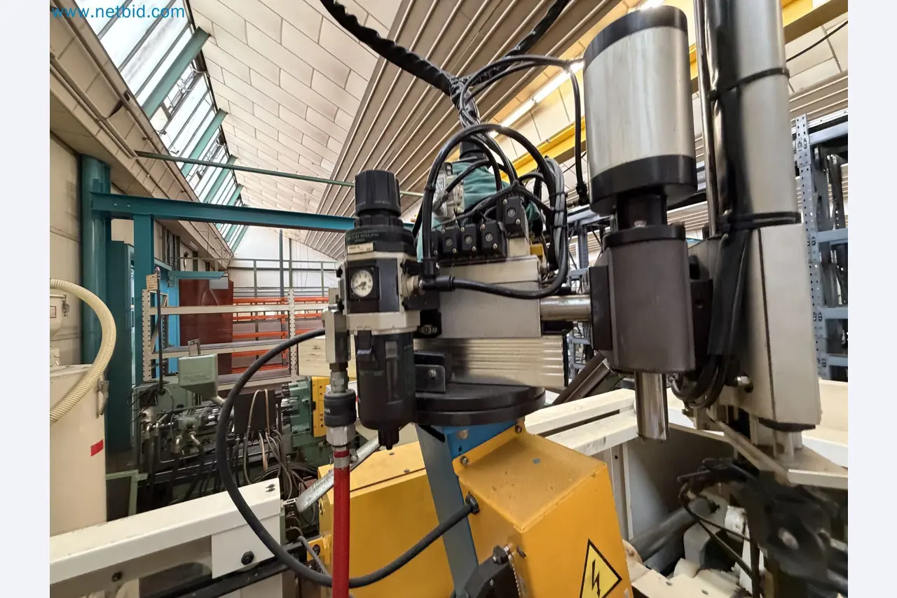 Closure of the Amiet Workshop: Swiss quality in bag lock manufacturing
-13