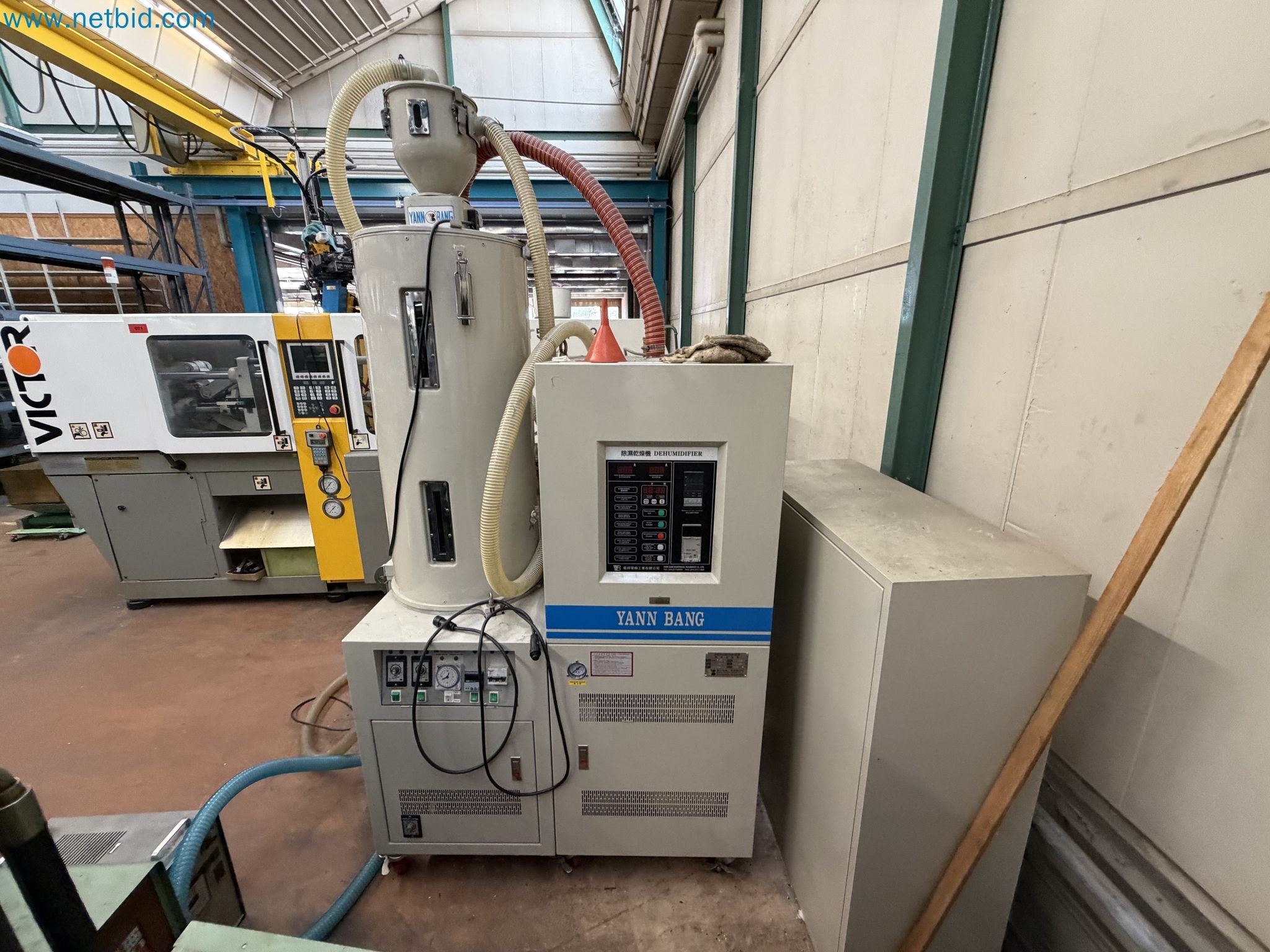 Closure of the Amiet Workshop: Swiss quality in bag lock manufacturing
-25