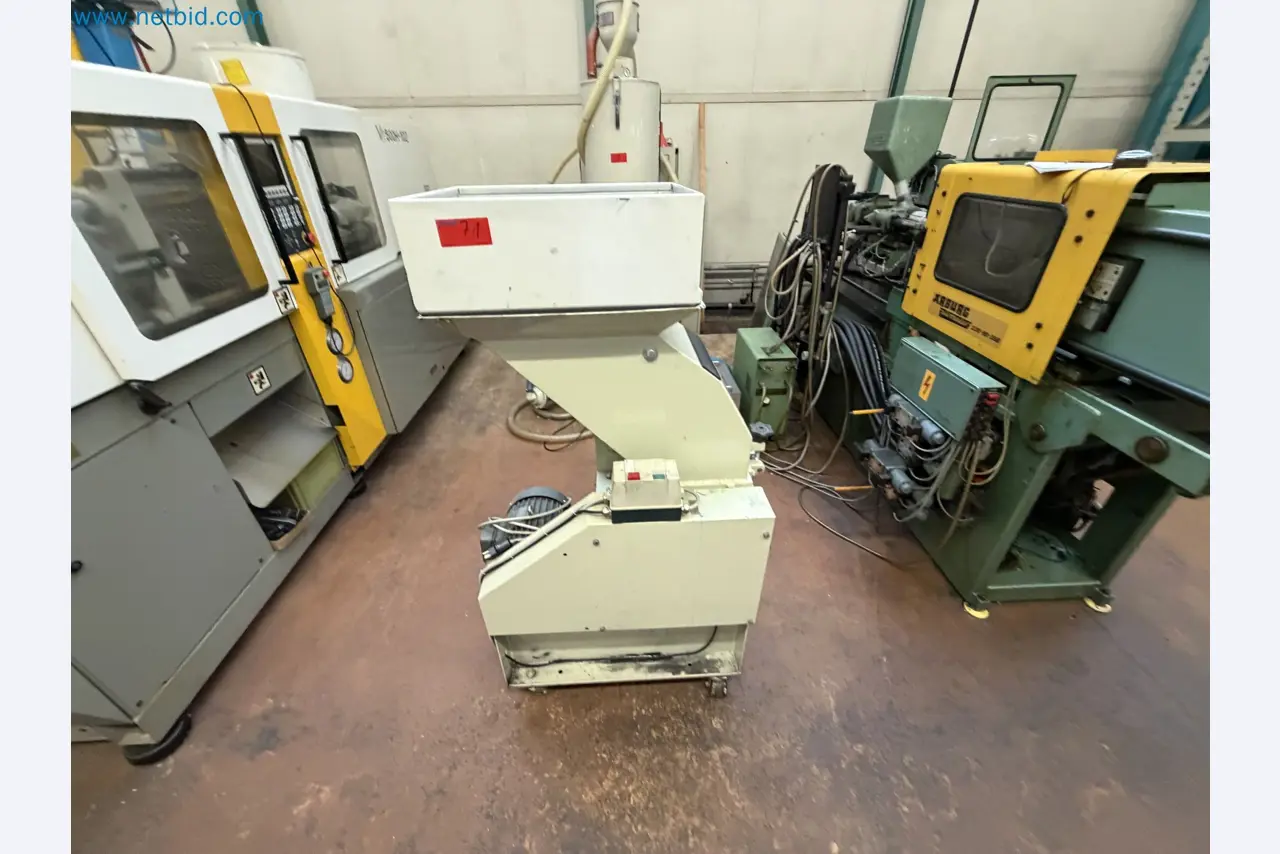 Closure of the Amiet Workshop: Swiss quality in bag lock manufacturing
-32