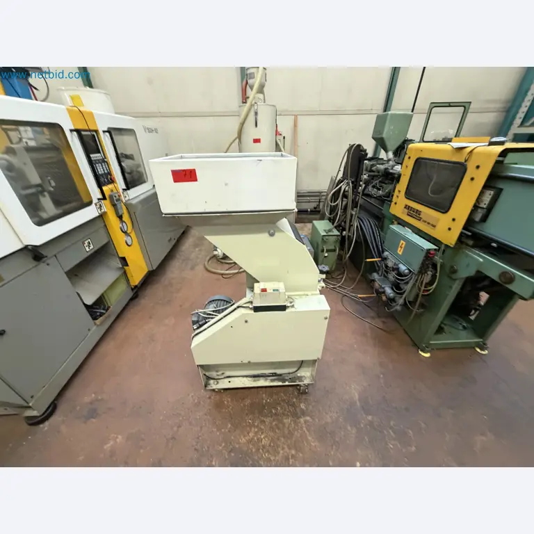 Closure of the Amiet Workshop: Swiss quality in bag lock manufacturing
-32