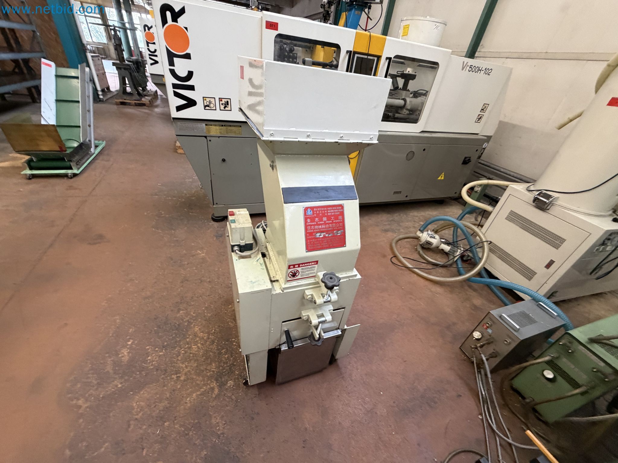 Closure of the Amiet Workshop: Swiss quality in bag lock manufacturing
-33