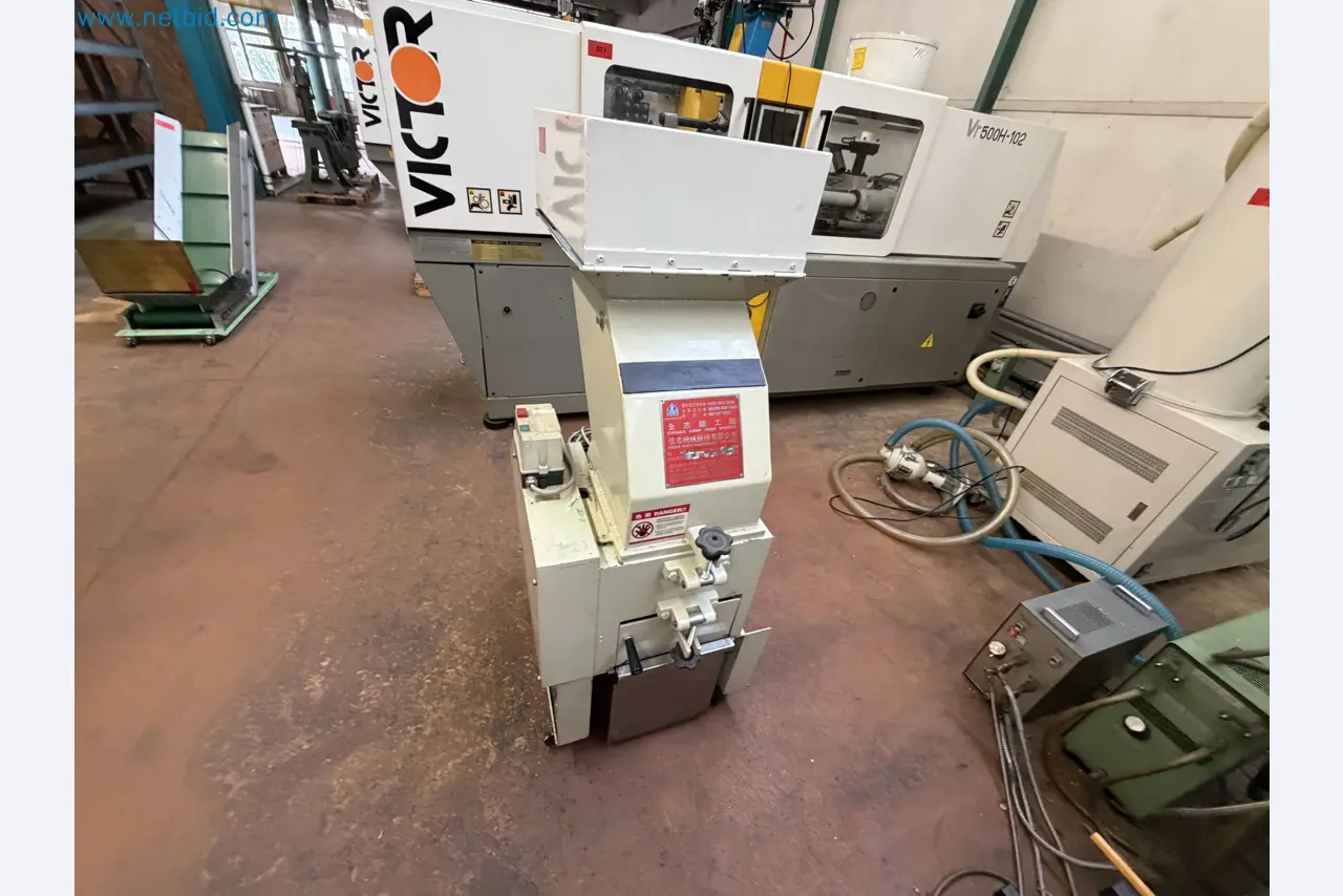 Closure of the Amiet Workshop: Swiss quality in bag lock manufacturing
-33