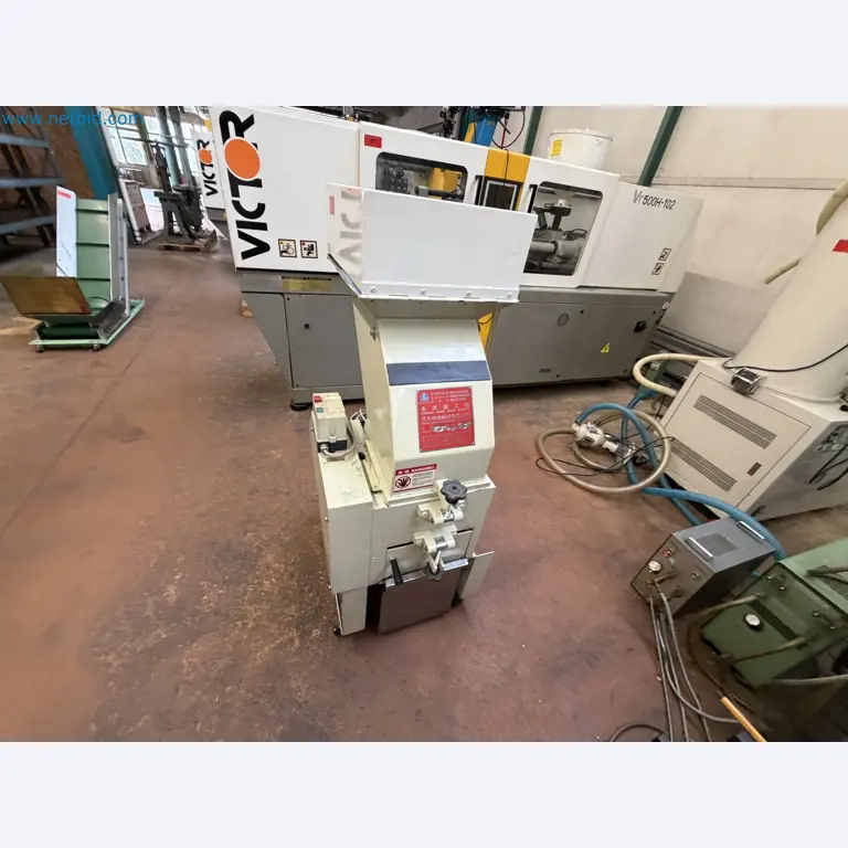Closure of the Amiet Workshop: Swiss quality in bag lock manufacturing
-33