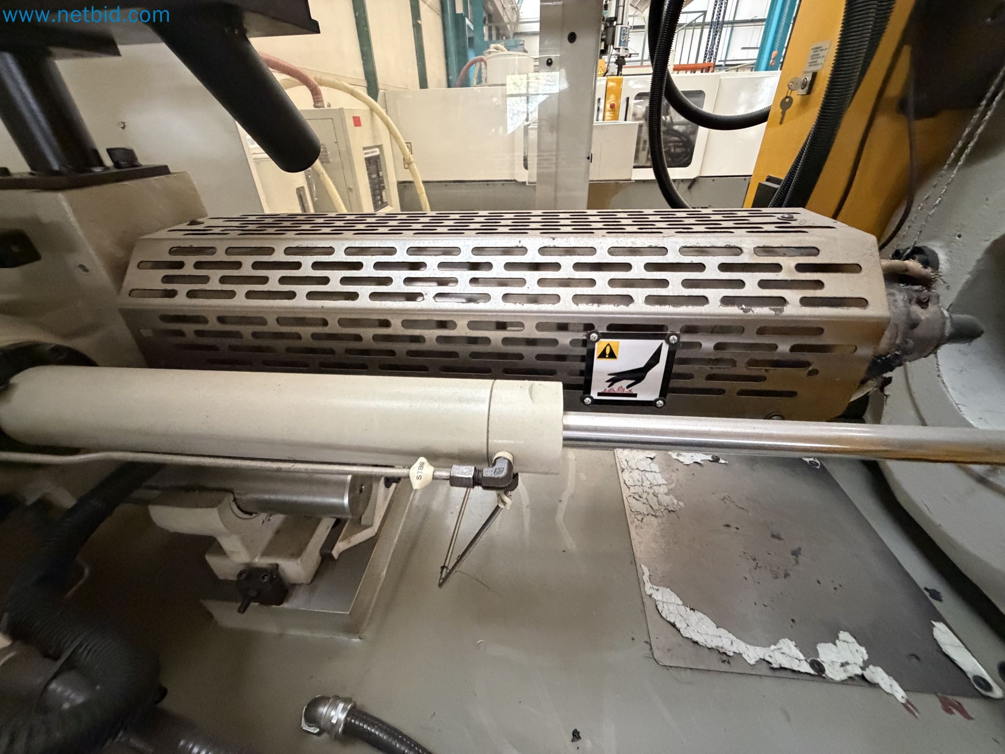 Closure of the Amiet Workshop: Swiss quality in bag lock manufacturing
-11