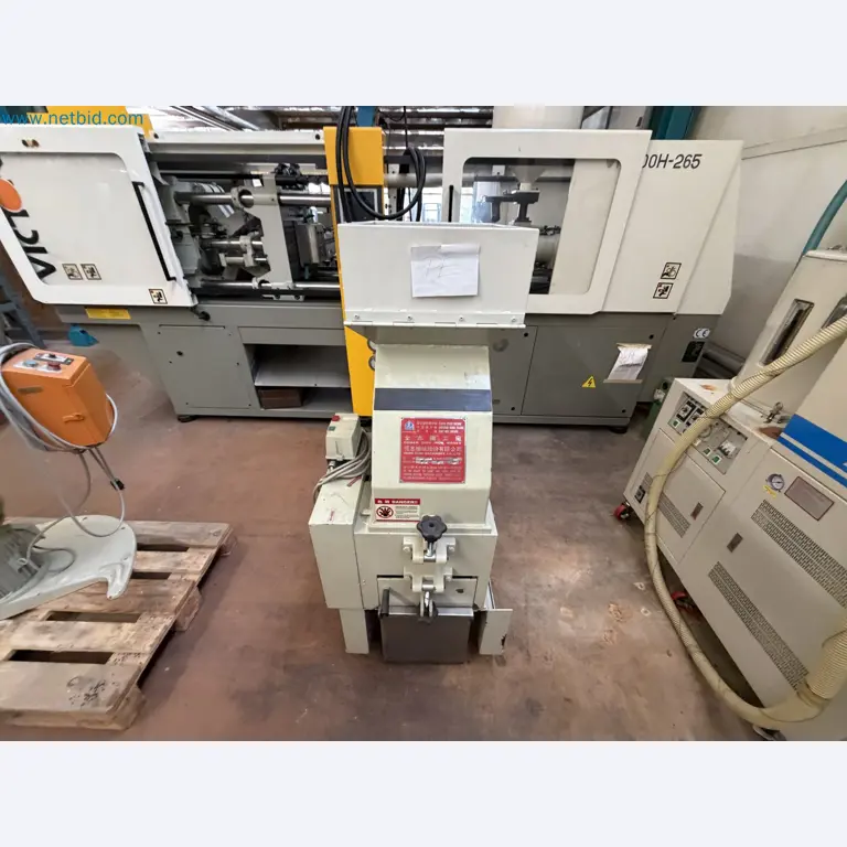 Closure of the Amiet Workshop: Swiss quality in bag lock manufacturing
-21