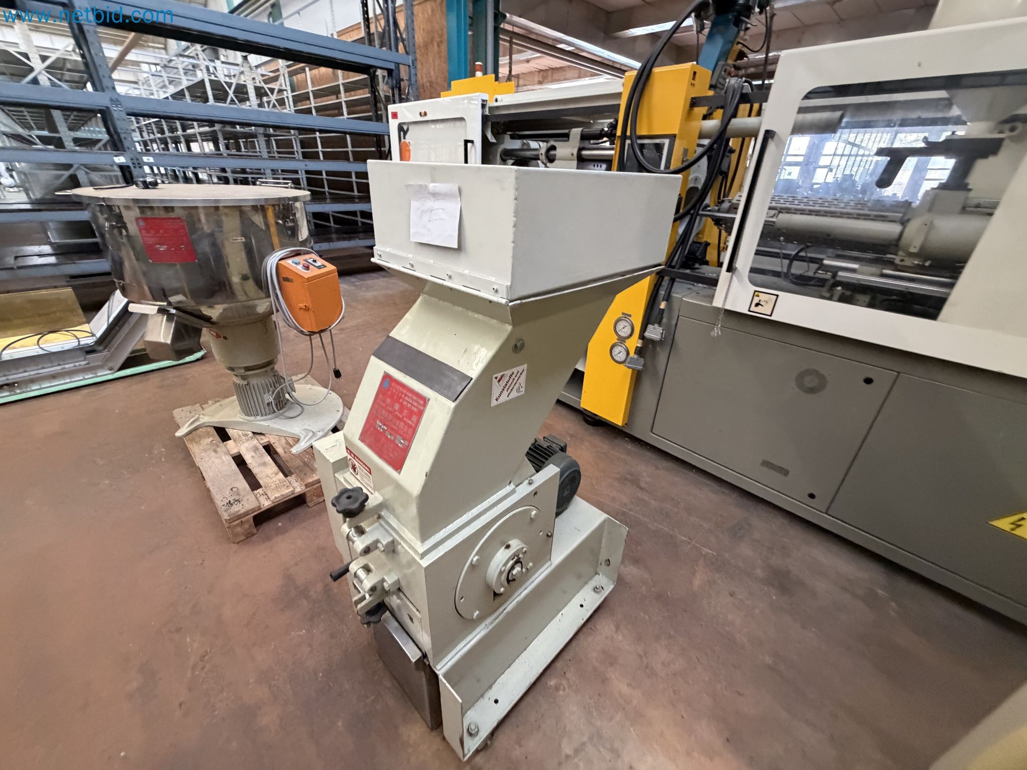 Closure of the Amiet Workshop: Swiss quality in bag lock manufacturing
-24