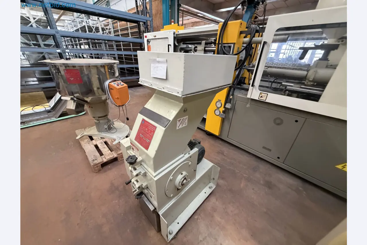 Closure of the Amiet Workshop: Swiss quality in bag lock manufacturing
-24