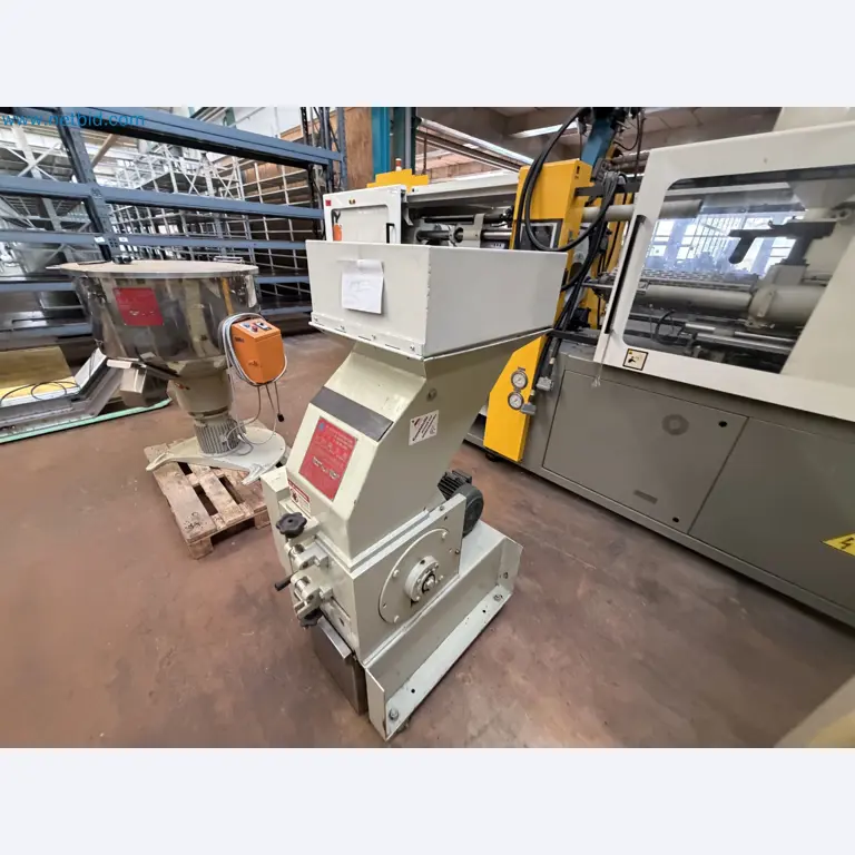 Closure of the Amiet Workshop: Swiss quality in bag lock manufacturing
-24