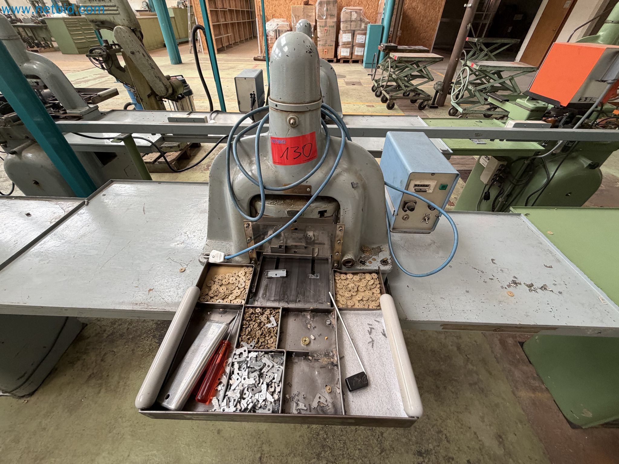 Closure of the Amiet Workshop: Swiss quality in bag lock manufacturing
-11