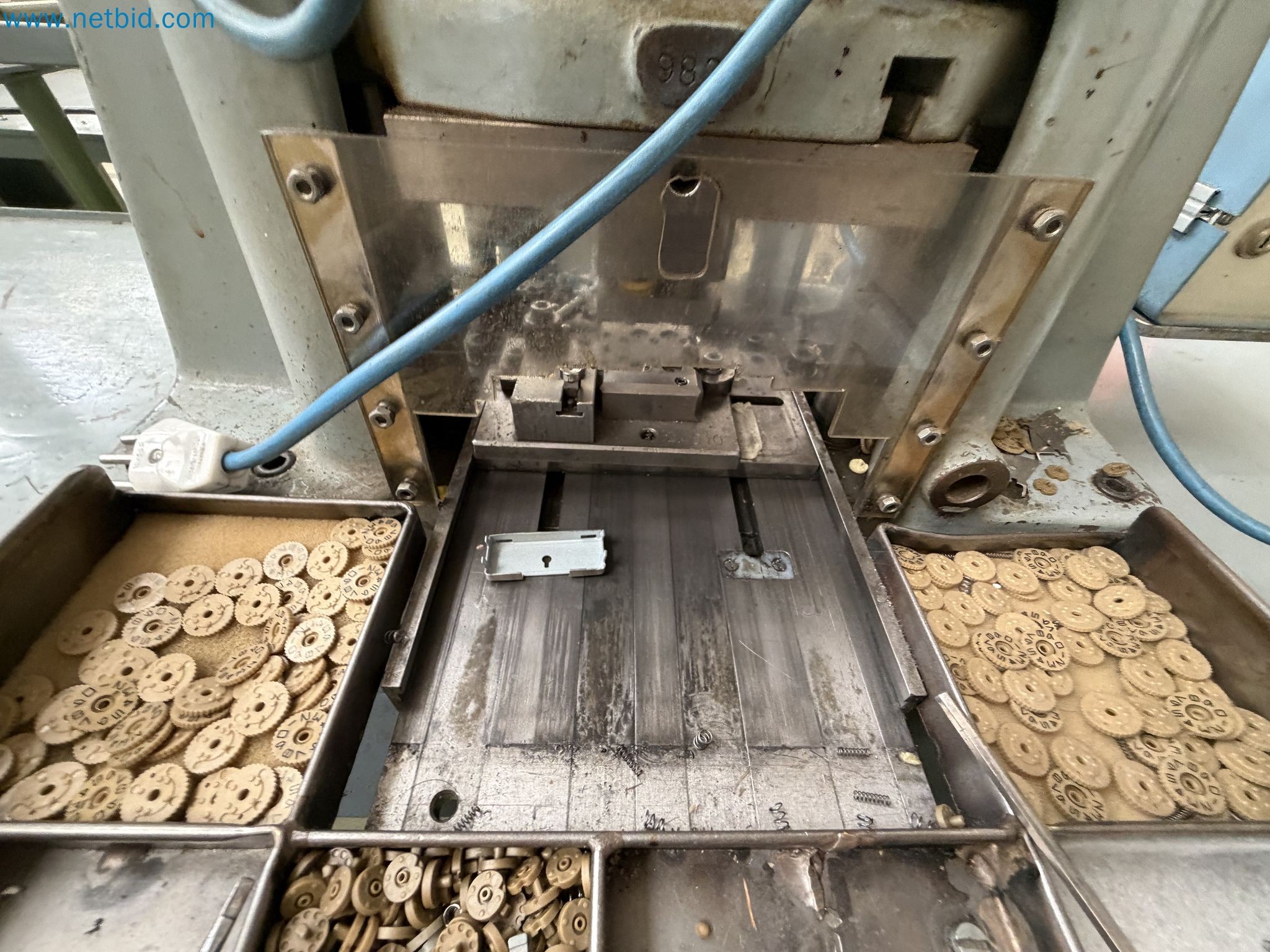 Closure of the Amiet Workshop: Swiss quality in bag lock manufacturing
-12