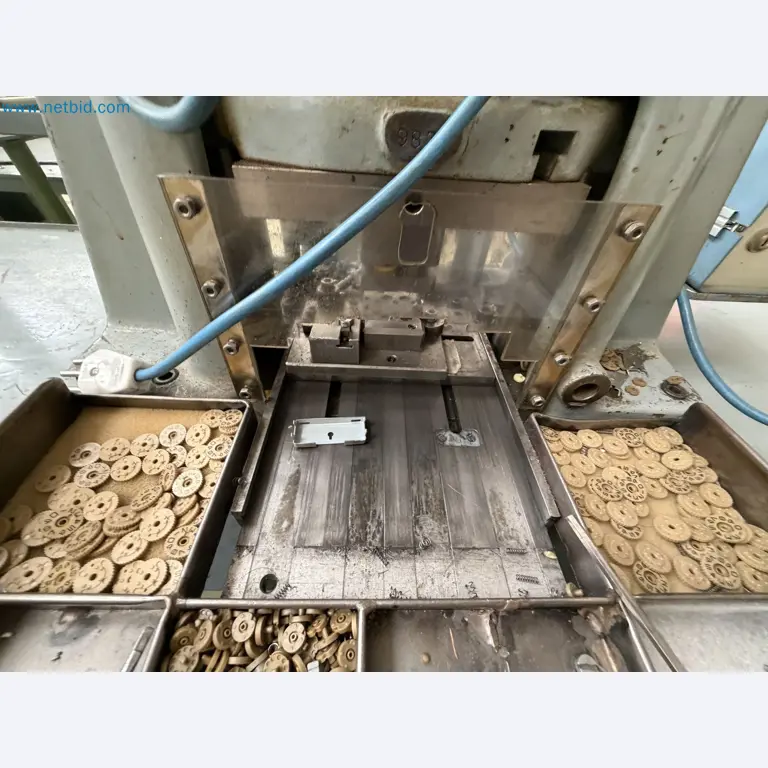 Closure of the Amiet Workshop: Swiss quality in bag lock manufacturing
-12