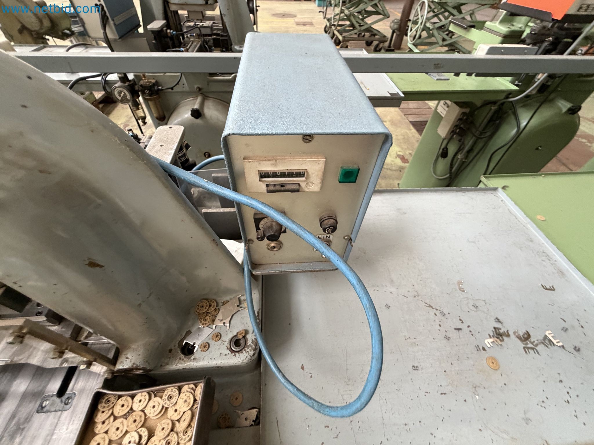 Closure of the Amiet Workshop: Swiss quality in bag lock manufacturing
-15