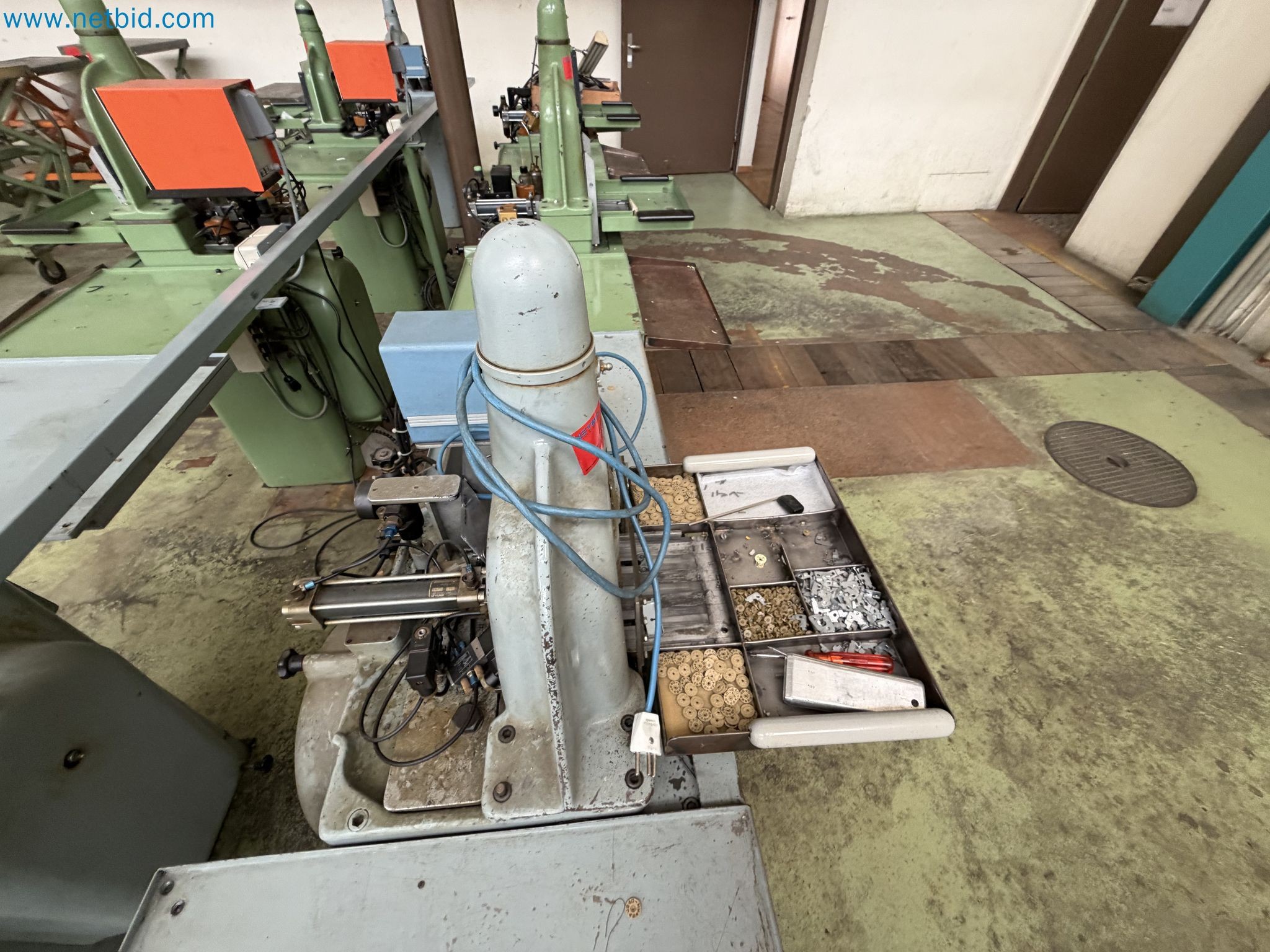 Closure of the Amiet Workshop: Swiss quality in bag lock manufacturing
-16