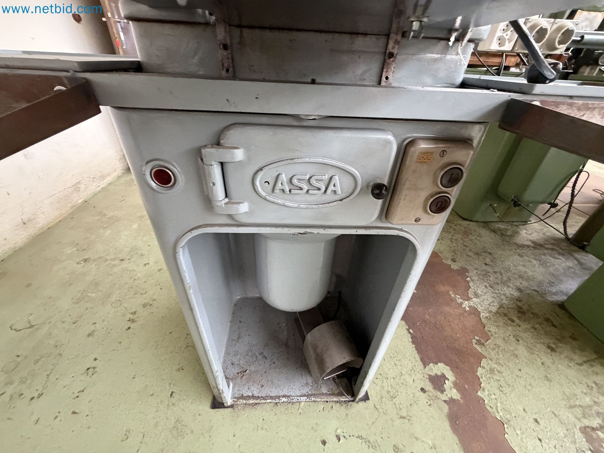 Closure of the Amiet Workshop: Swiss quality in bag lock manufacturing
-21