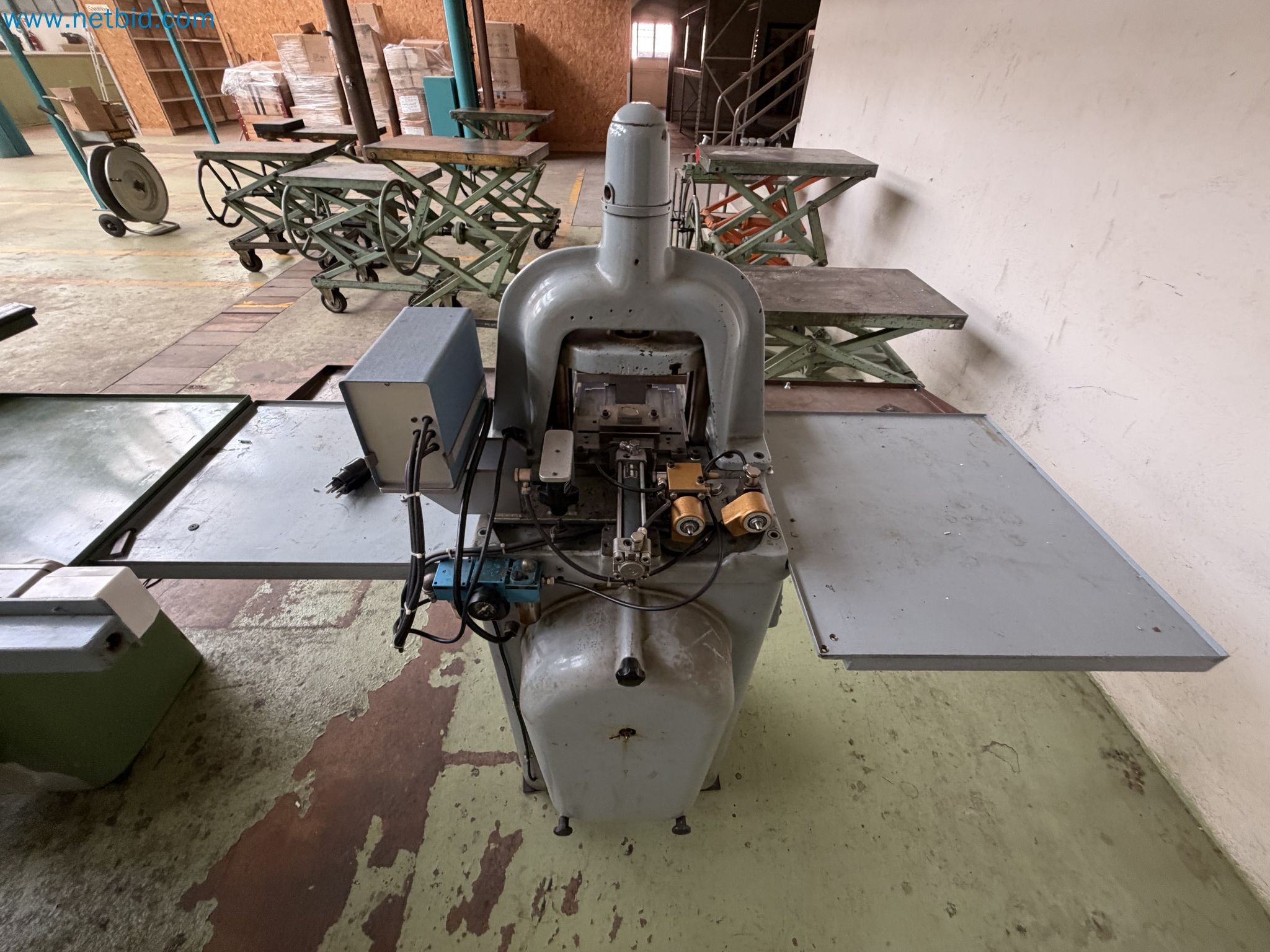 Closure of the Amiet Workshop: Swiss quality in bag lock manufacturing
-24