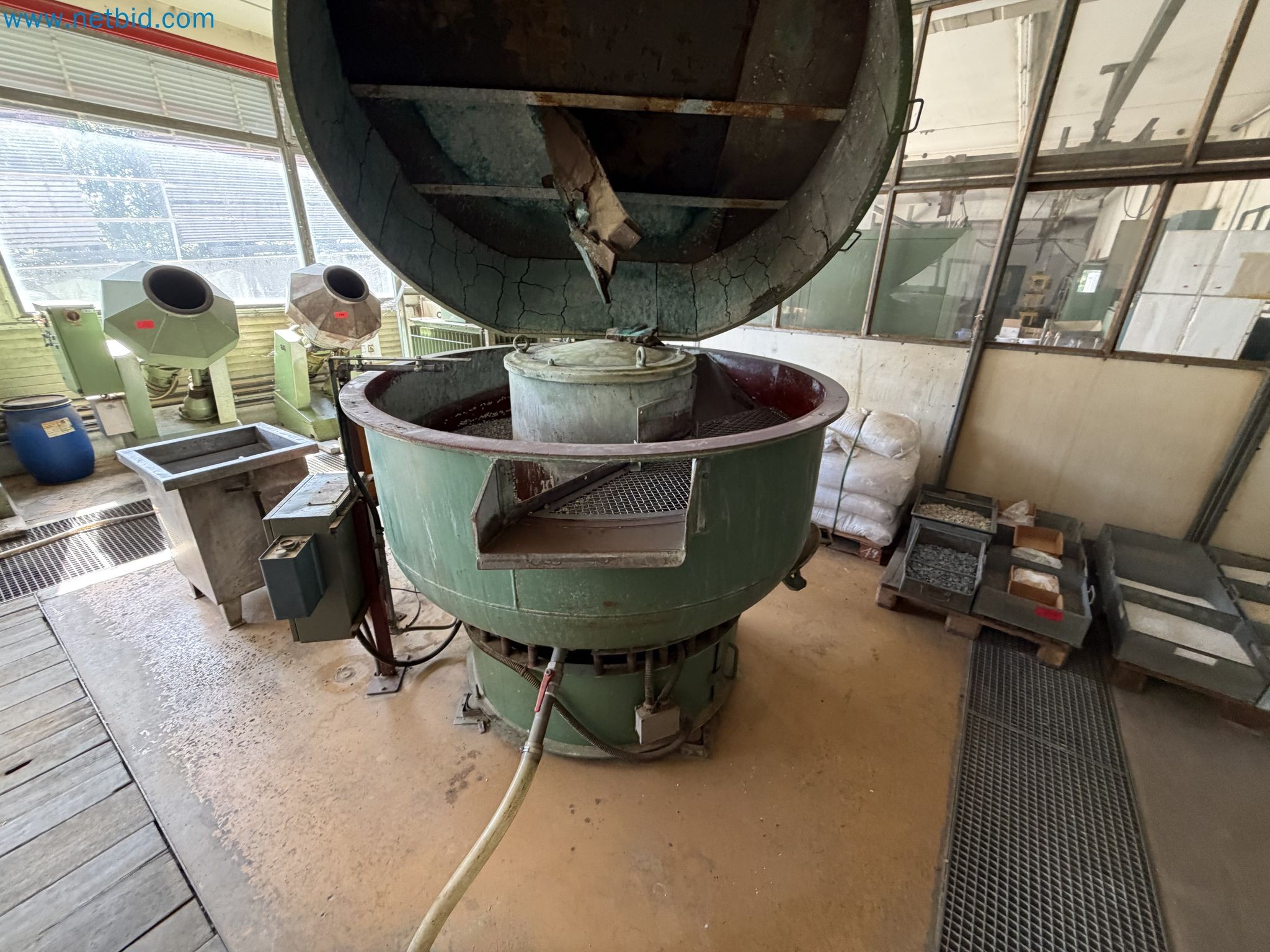 Closure of the Amiet Workshop: Swiss quality in bag lock manufacturing
-3