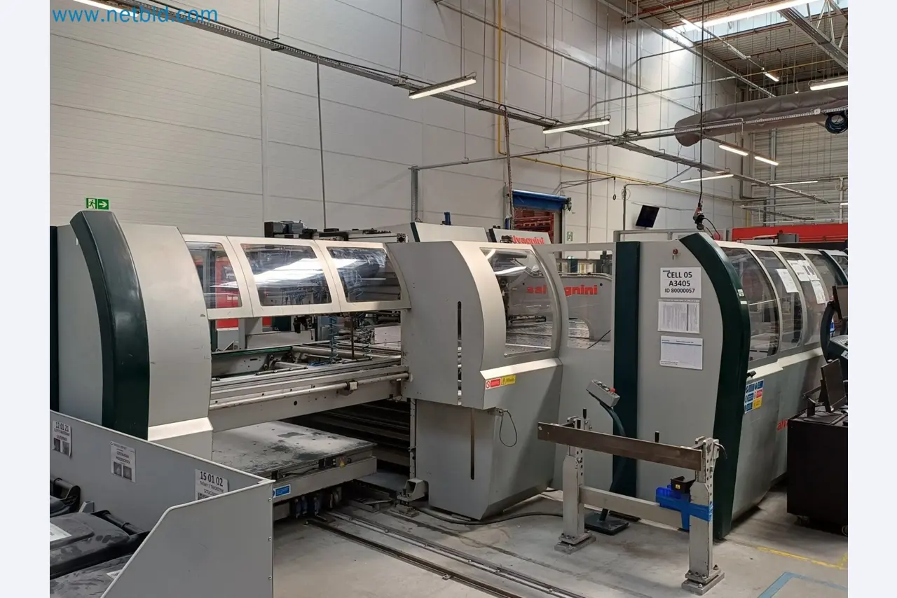 Automatic panel bending machine
-1