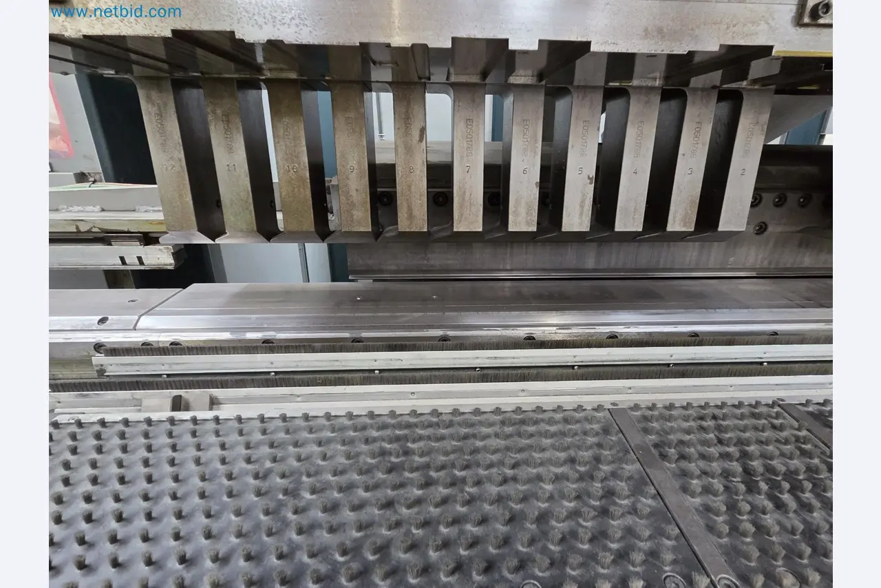 Automatic panel bending machine
-31