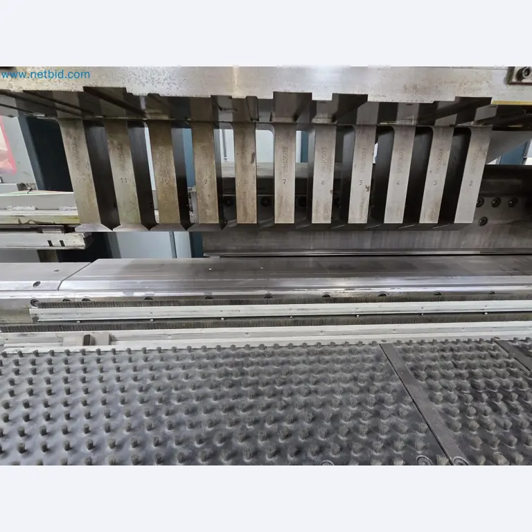 Automatic panel bending machine
-31