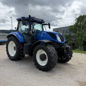 Agricultural tractor for professional use