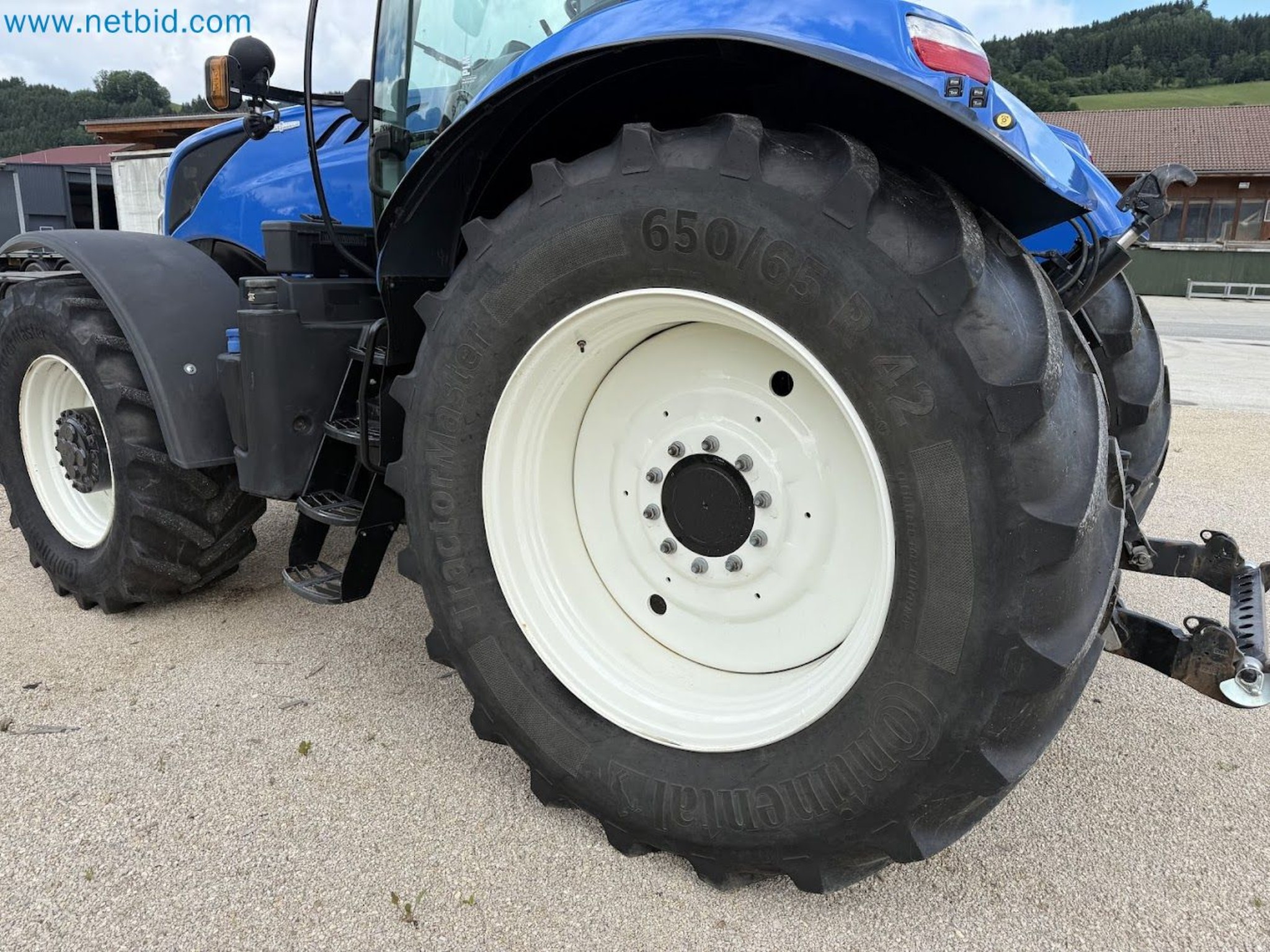 Agricultural tractor for professional use-17