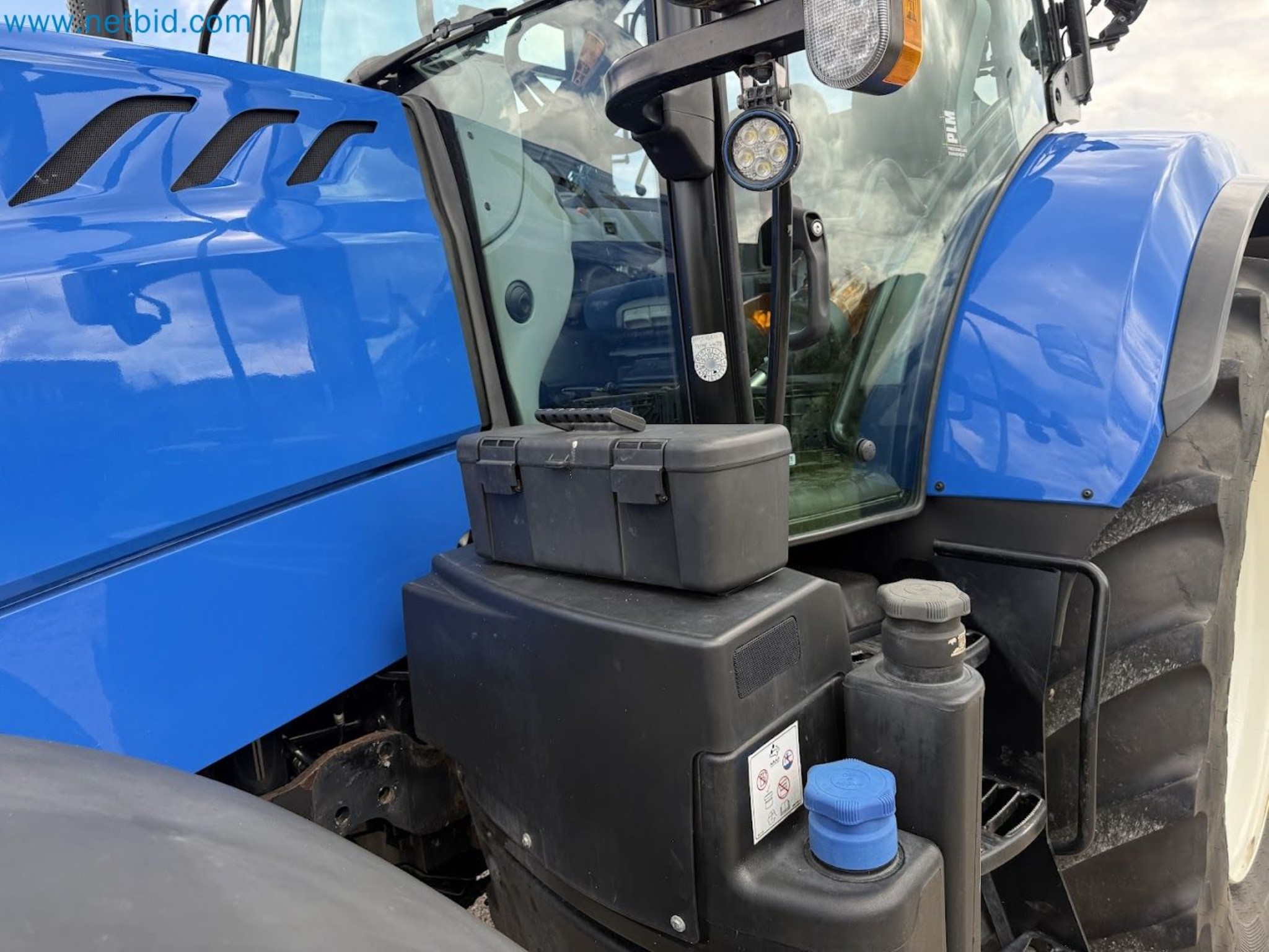 Agricultural tractor for professional use-18
