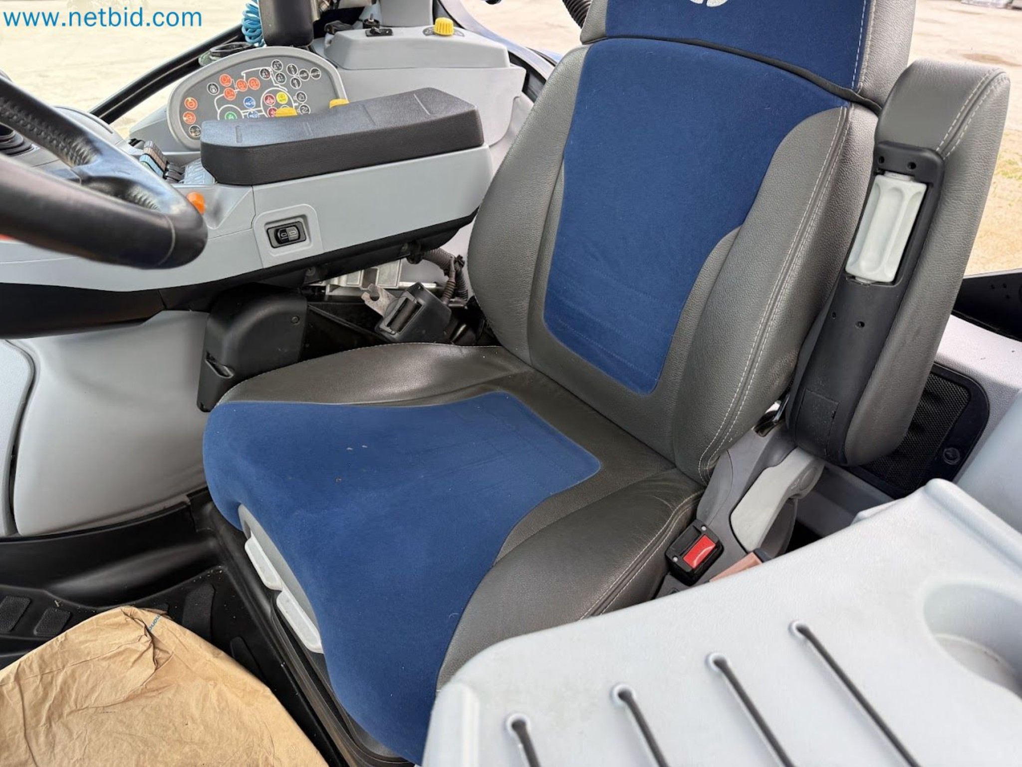 Agricultural tractor for professional use-32